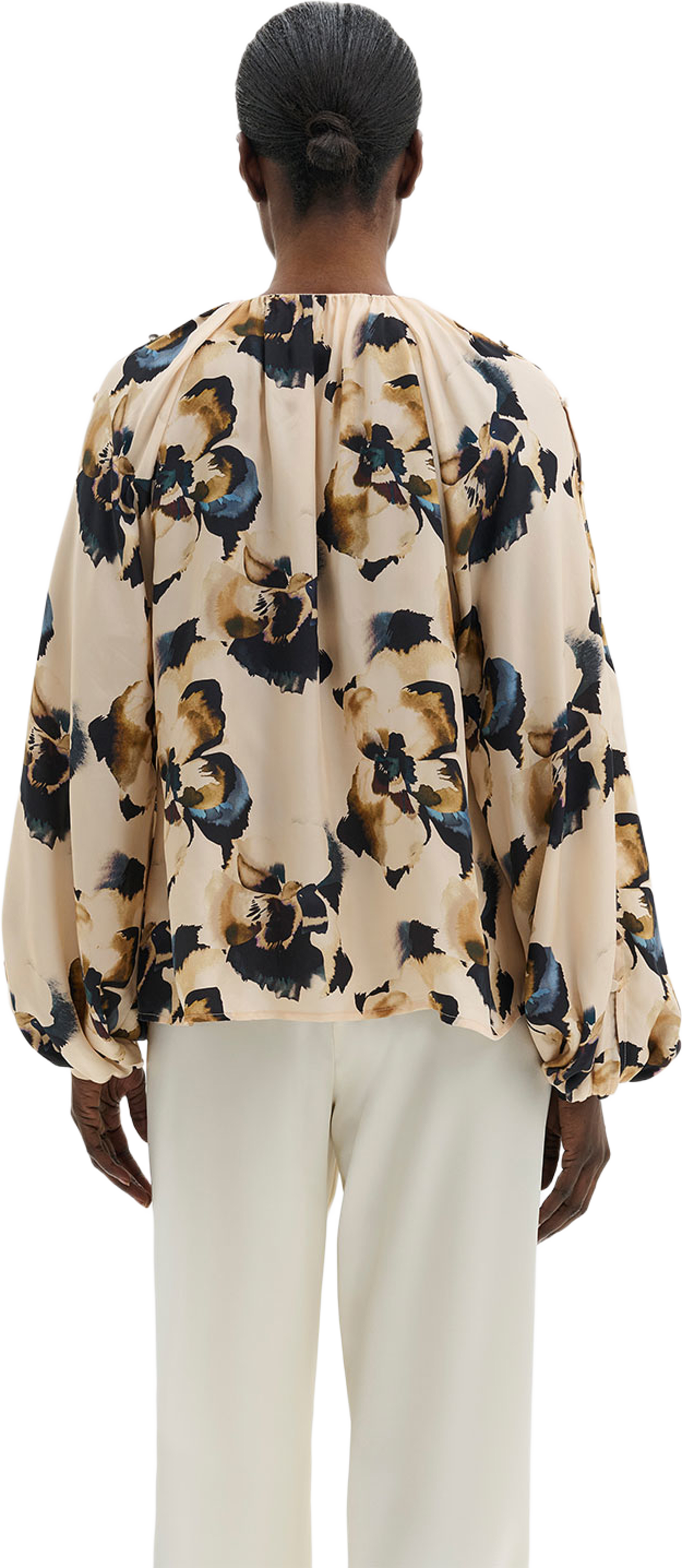 Sophie Button Detail Gathered Blouse, från Malina, i färgen Blooms. Klicka för att öppna bilden i stort format