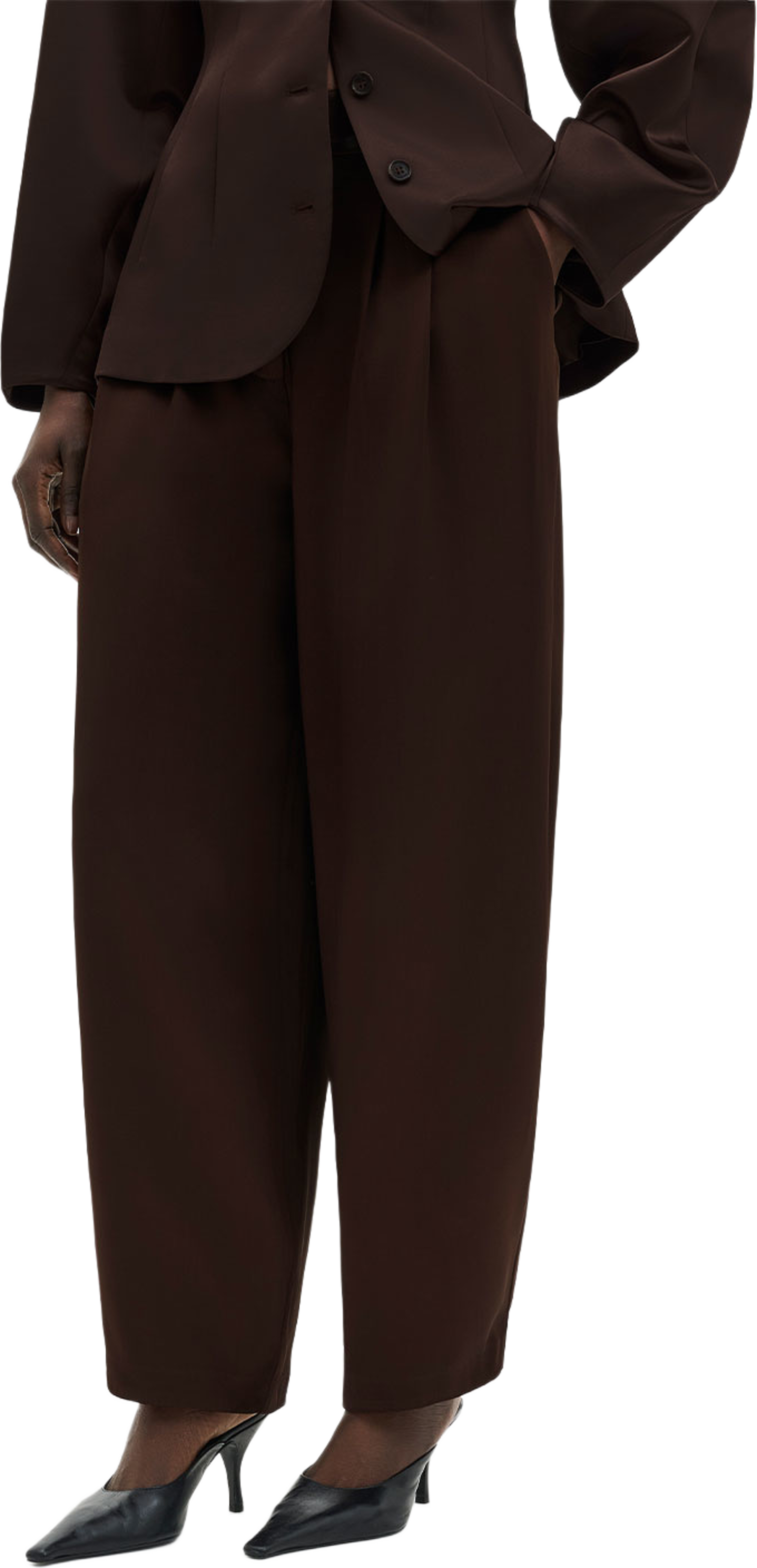 Smilla Barrel Leg Satin Trousers, från Malina, i färgen Dark Brown. Klicka för att öppna bilden i stort format