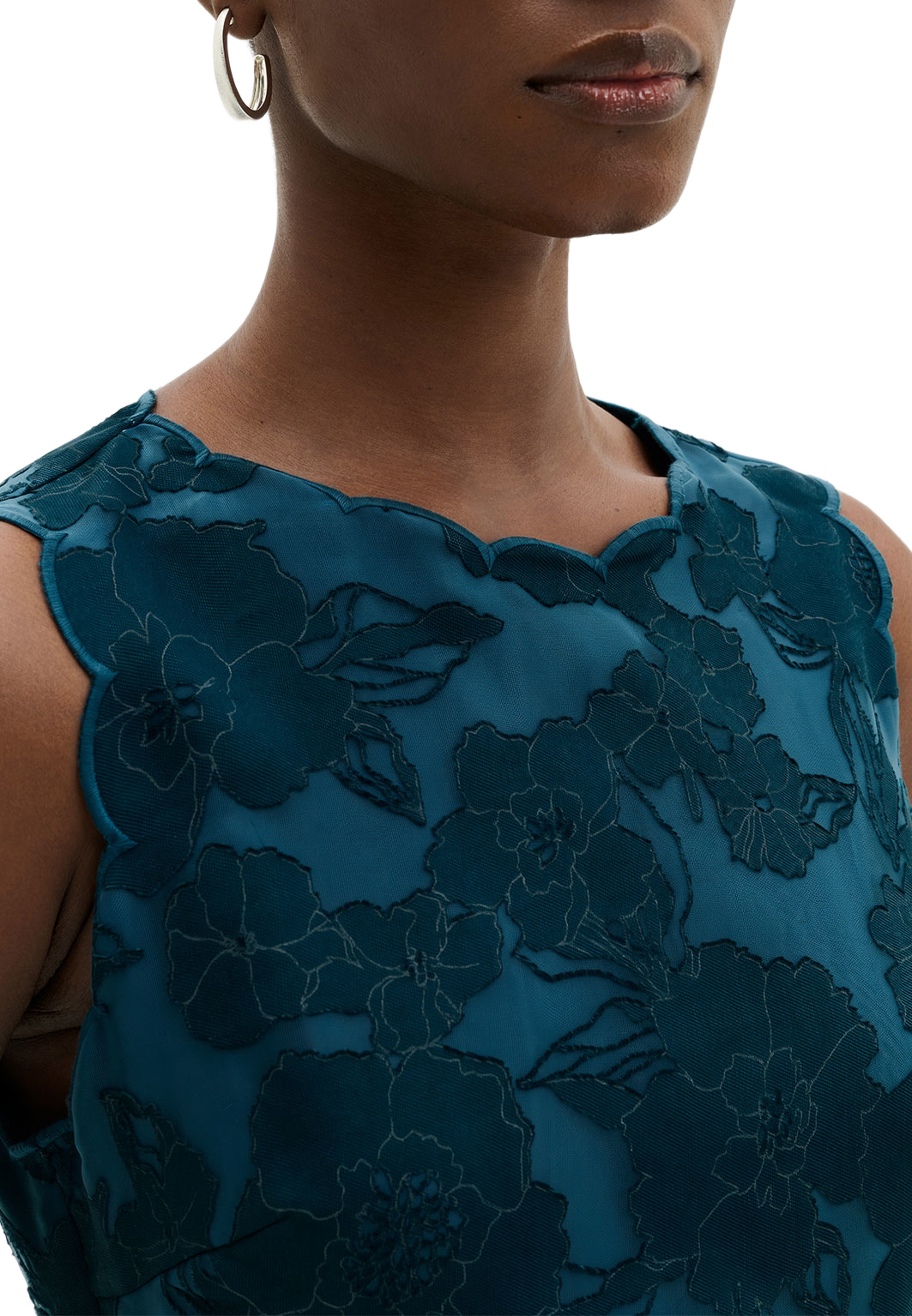 Elin Round Neck Lace Midi Dress, från Malina, i färgen Teal. Klicka för att öppna bilden i stort format