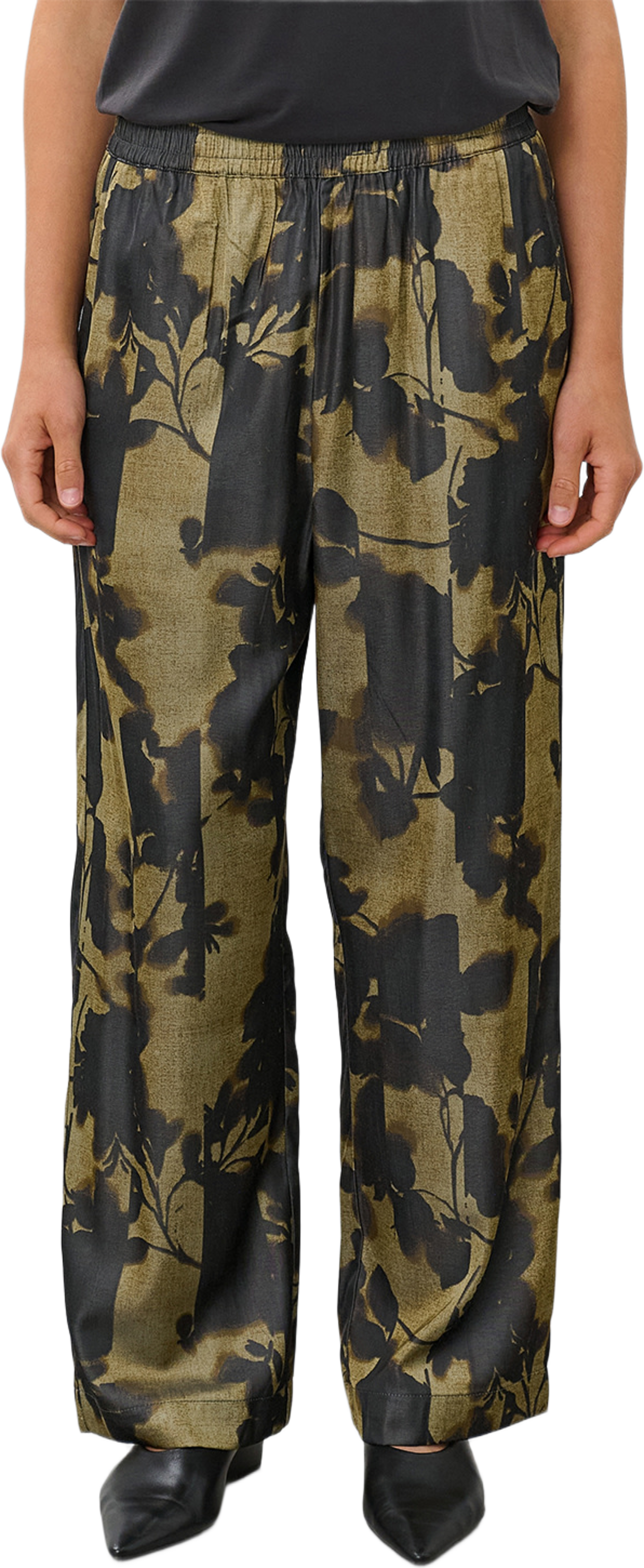 SLVehella Pull Up Pants, från Soaked In Luxury, i färgen Green Leek Distorted Floral. Klicka för att öppna bilden i stort format