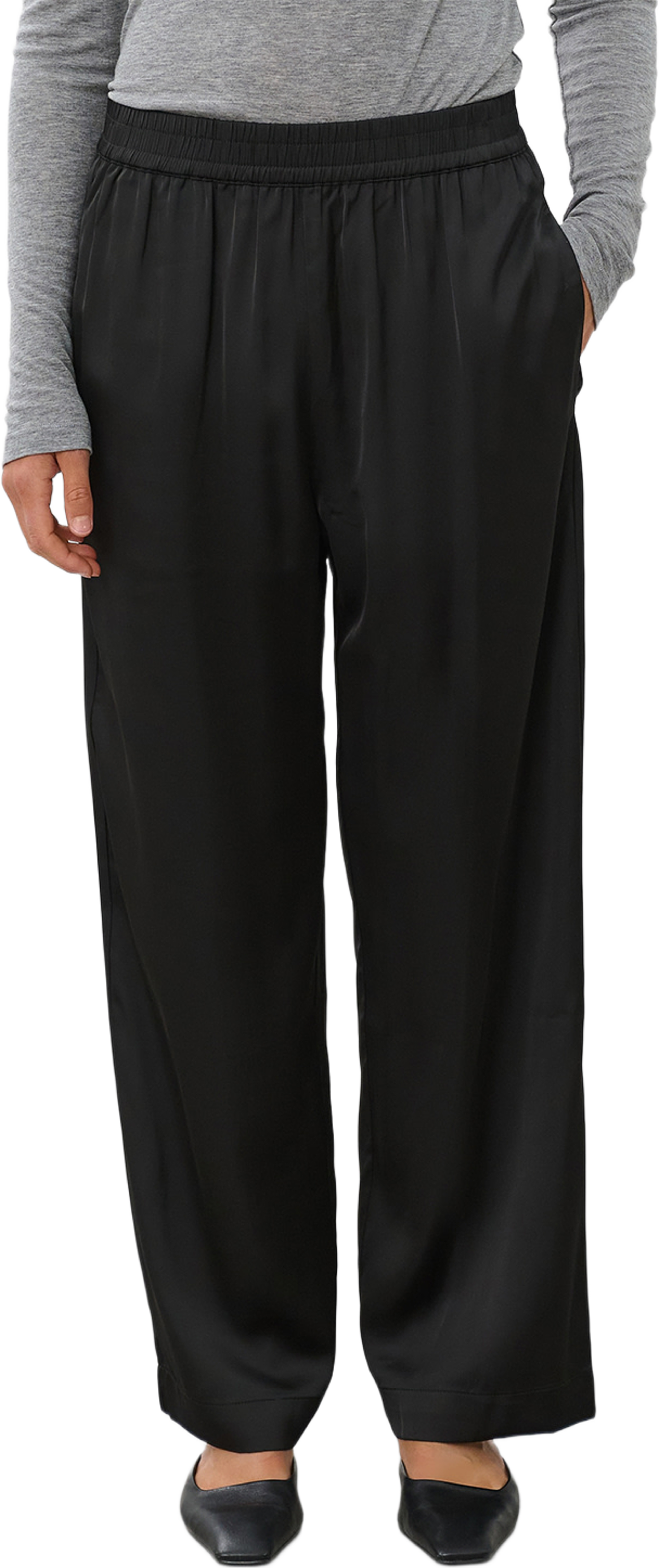 SLVehella Pull Up Pants, från Soaked In Luxury, i färgen Black. Klicka för att öppna bilden i stort format