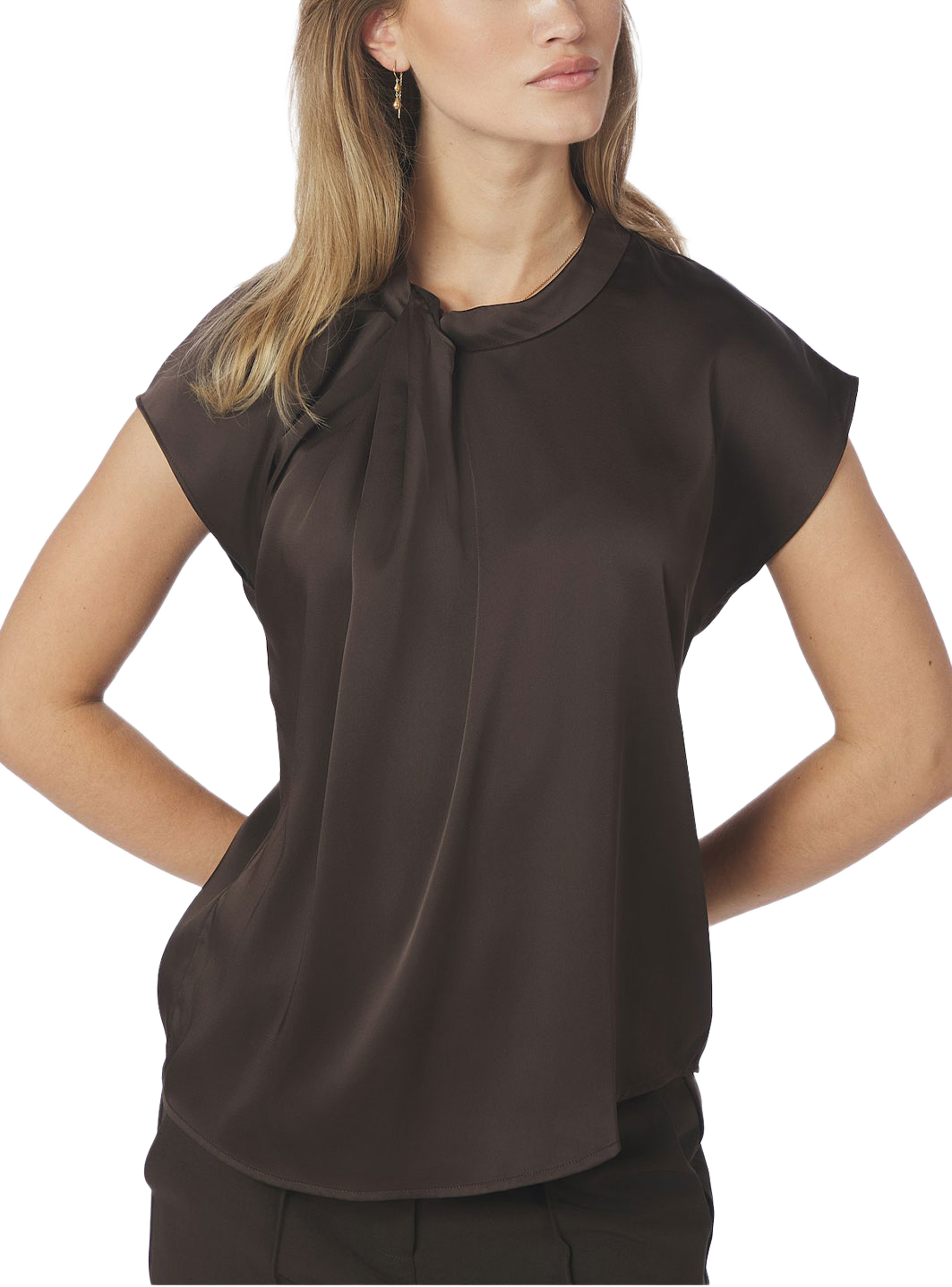 Fleur Drapy Satin Blouse, från Neo Noir, i färgen Dark Brown. Klicka för att öppna bilden i stort format