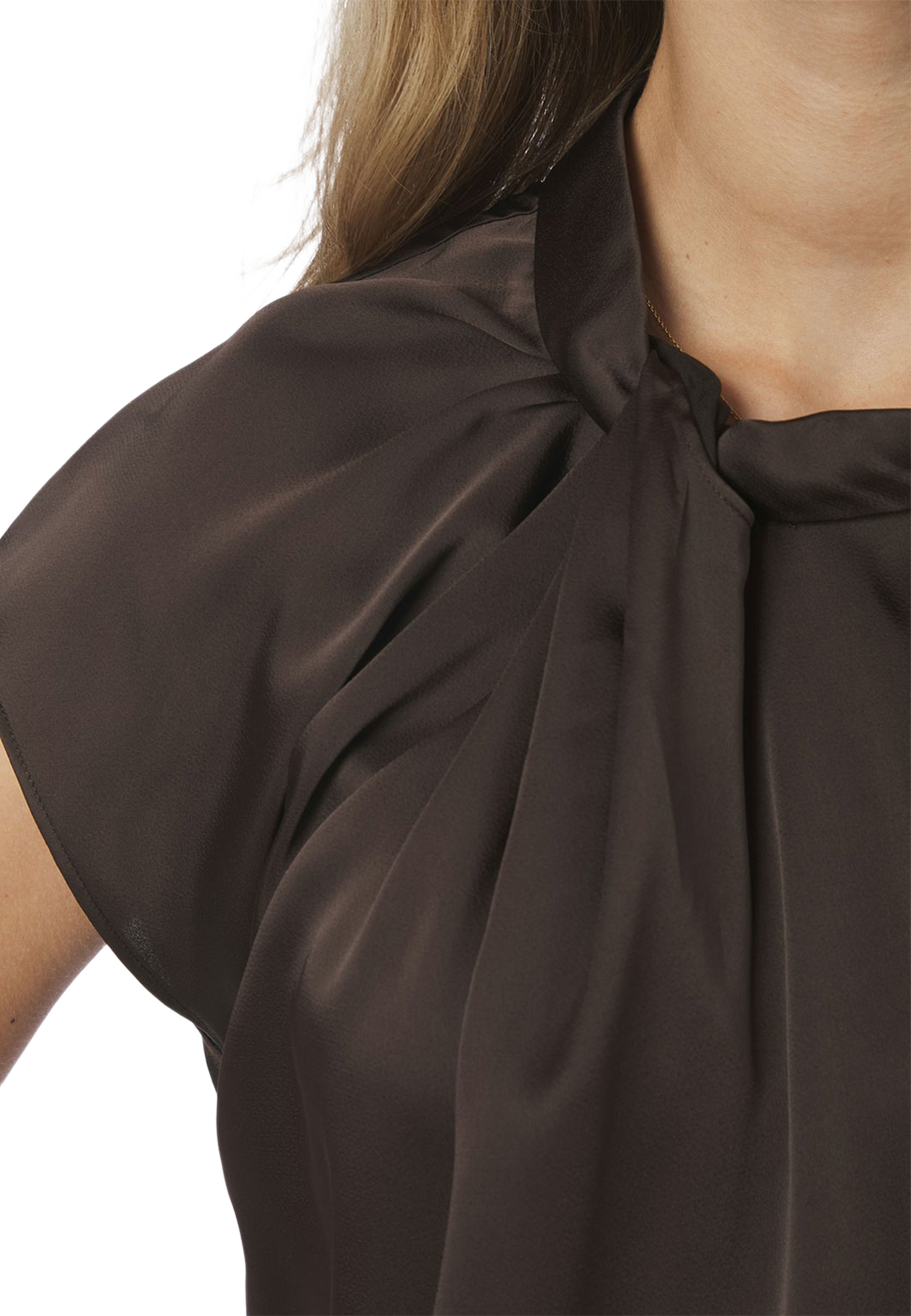 Fleur Drapy Satin Blouse, från Neo Noir, i färgen Dark Brown. Klicka för att öppna bilden i stort format