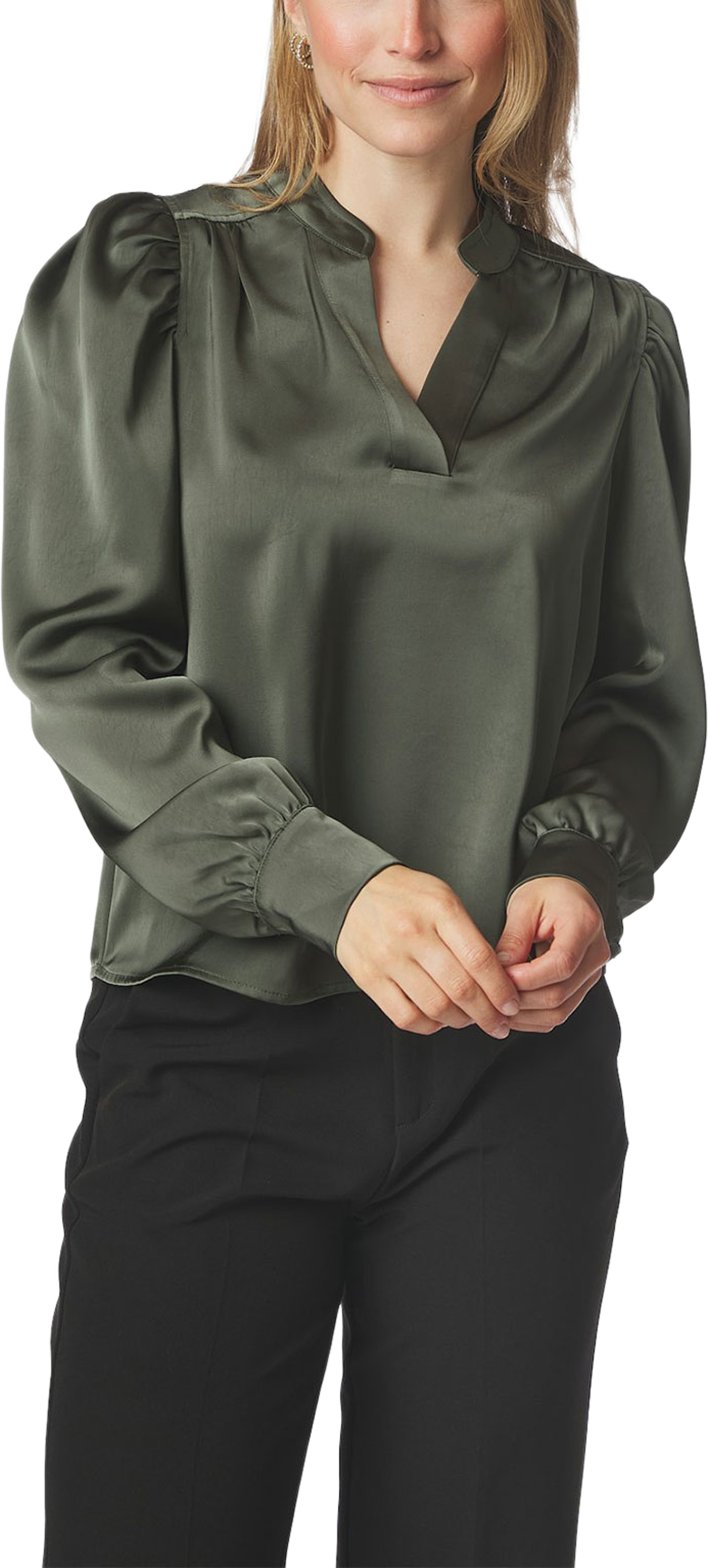 Rosslyn Heavy Sateen Blouse, från Neo Noir, i färgen Deep Green. Klicka för att öppna bilden i stort format