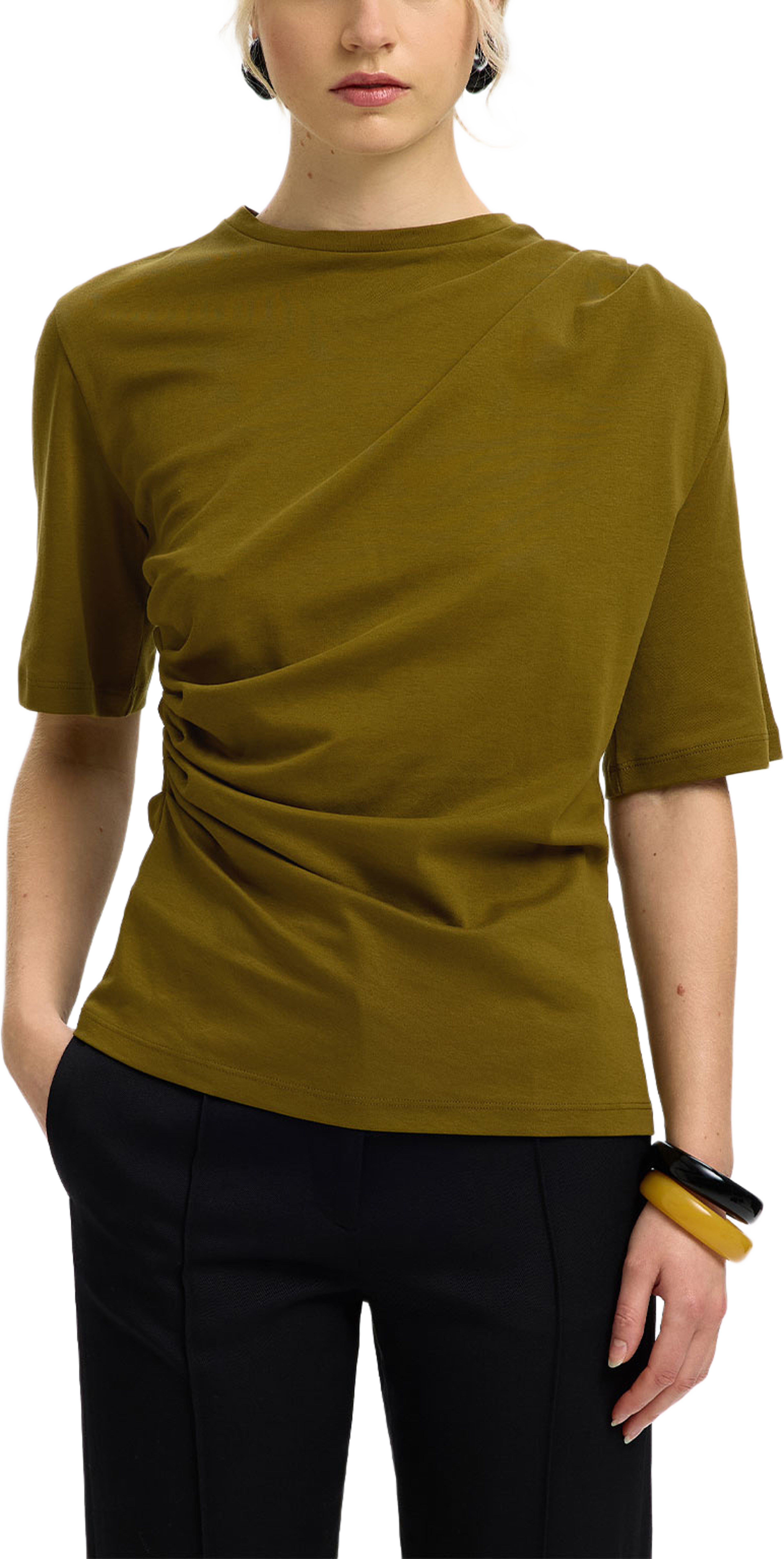 Oline Light Twist Tee, från Selected, i färgen Fir Green. Klicka för att öppna bilden i stort format