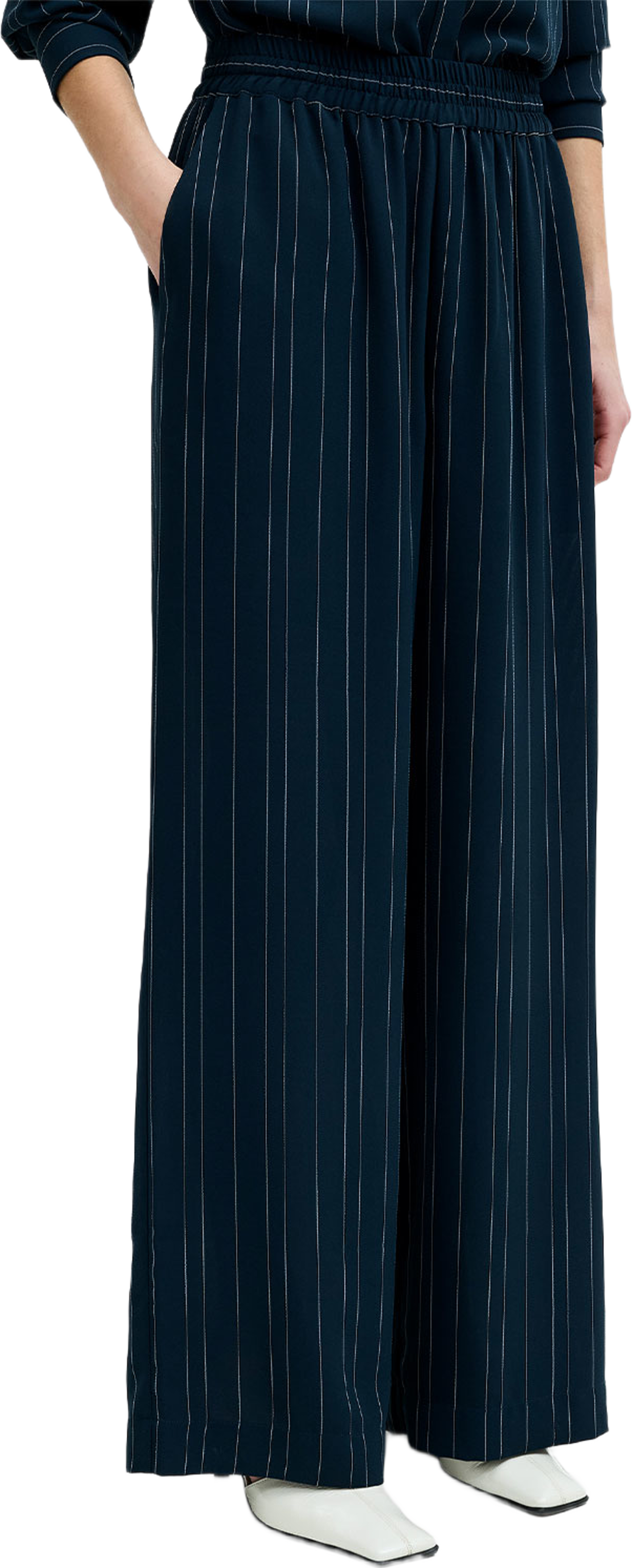 Erma Pinstripe Pull-On Wide Leg Trousers, från French Connection, i färgen New Nvy/Ethe Blue. Klicka för att öppna bilden i stort format
