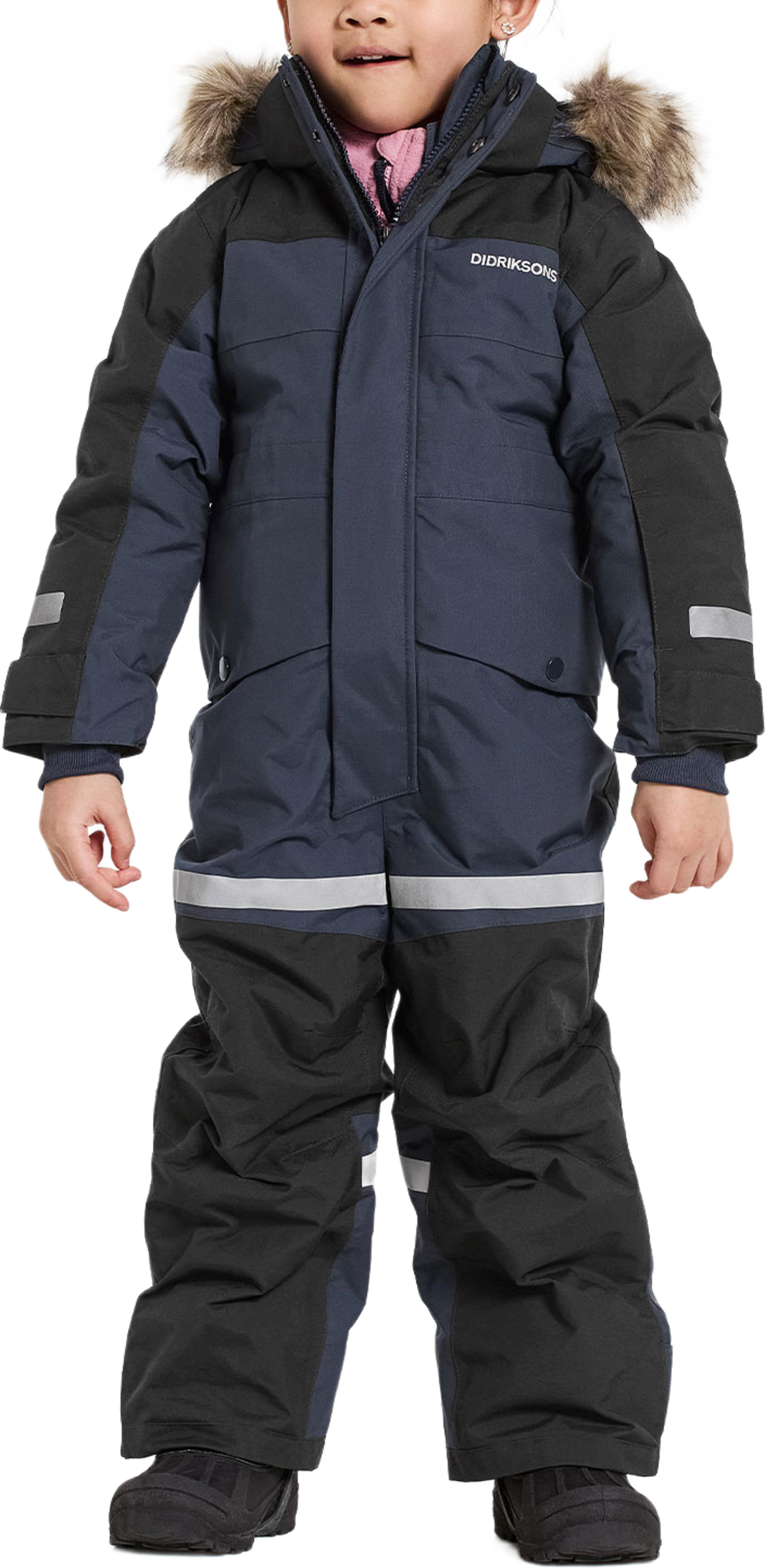 Bjärven Coverall 5, från Didriksons, i färgen Navy. Klicka för att öppna bilden i stort format