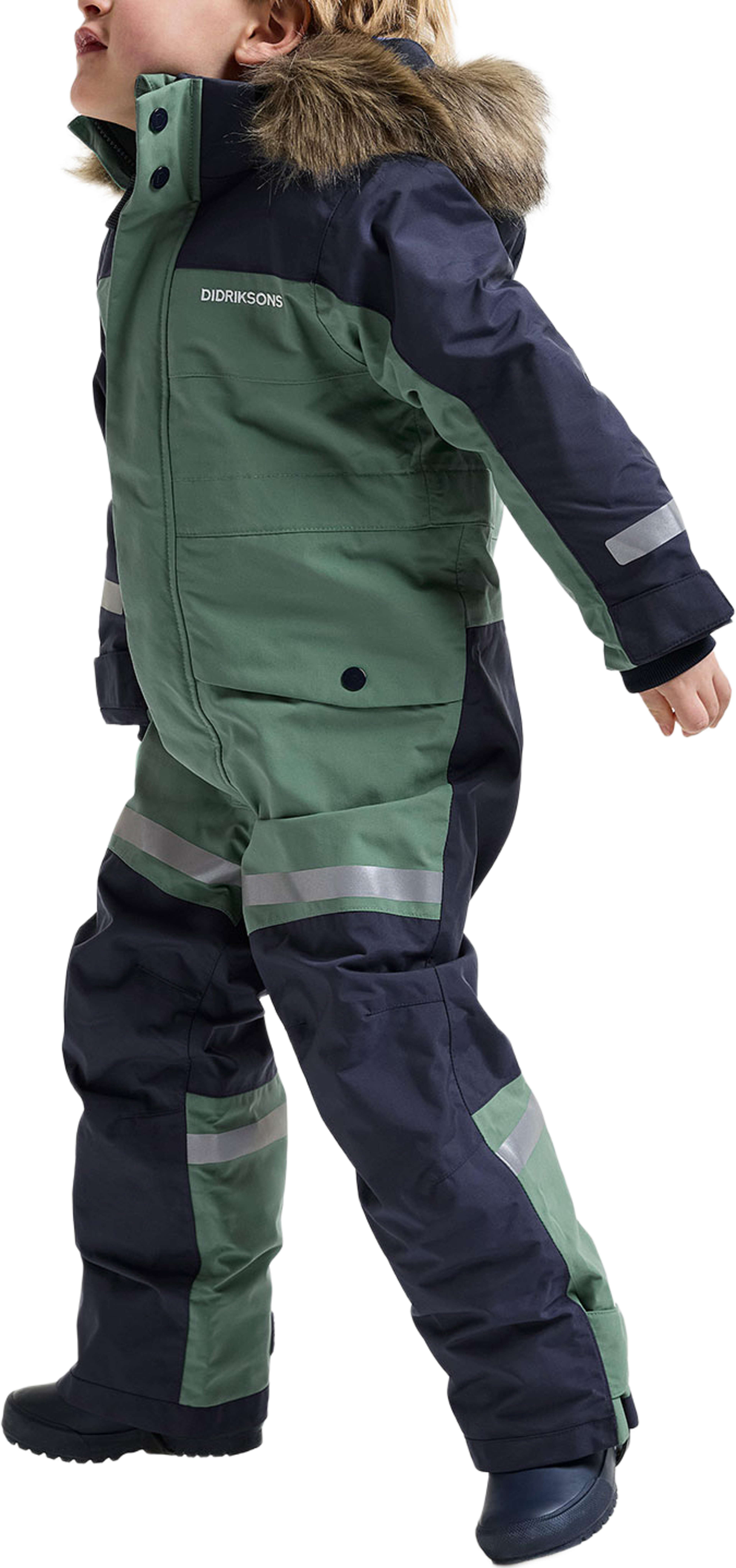 Bjärven Coverall 5, från Didriksons, i färgen Dark Moss. Klicka för att öppna bilden i stort format