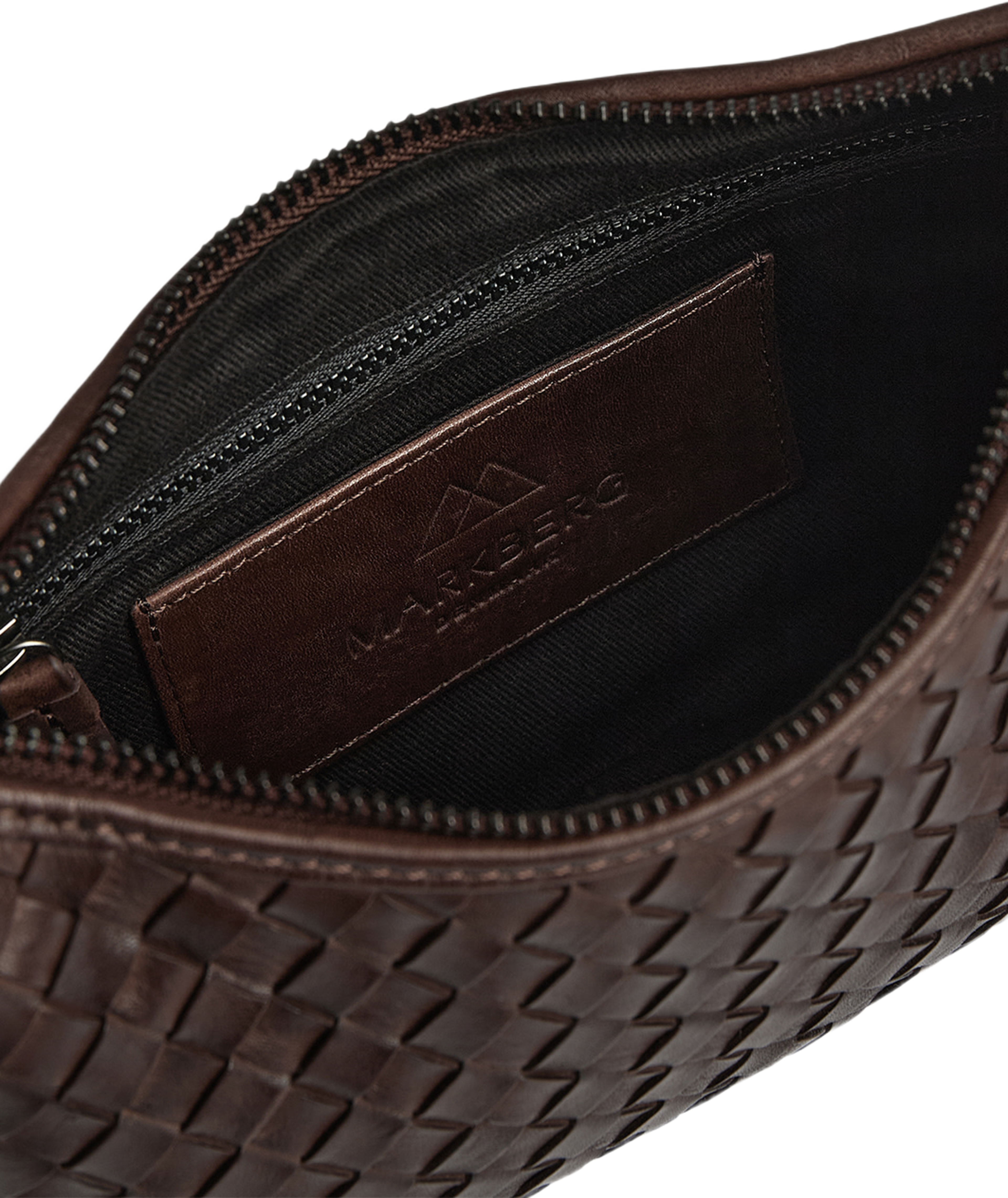 Avenya Cross Bag Weave, från Markberg, i färgen Dark Brown. Klicka för att öppna bilden i stort format