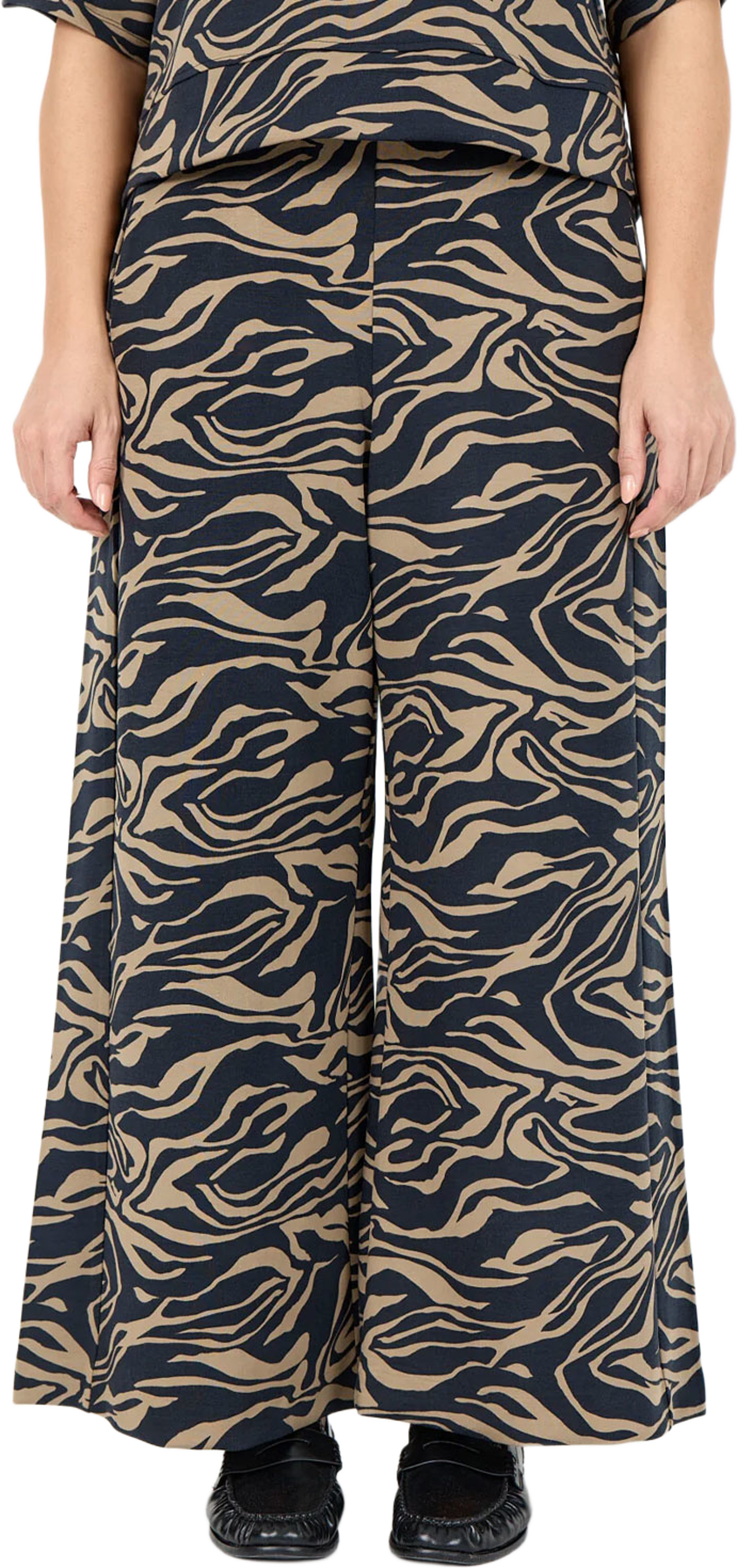 WA-JASMINE AOP 2 PANTS, från Wasabi Concept, i färgen Timber Wolf Com. Klicka för att öppna bilden i stort format