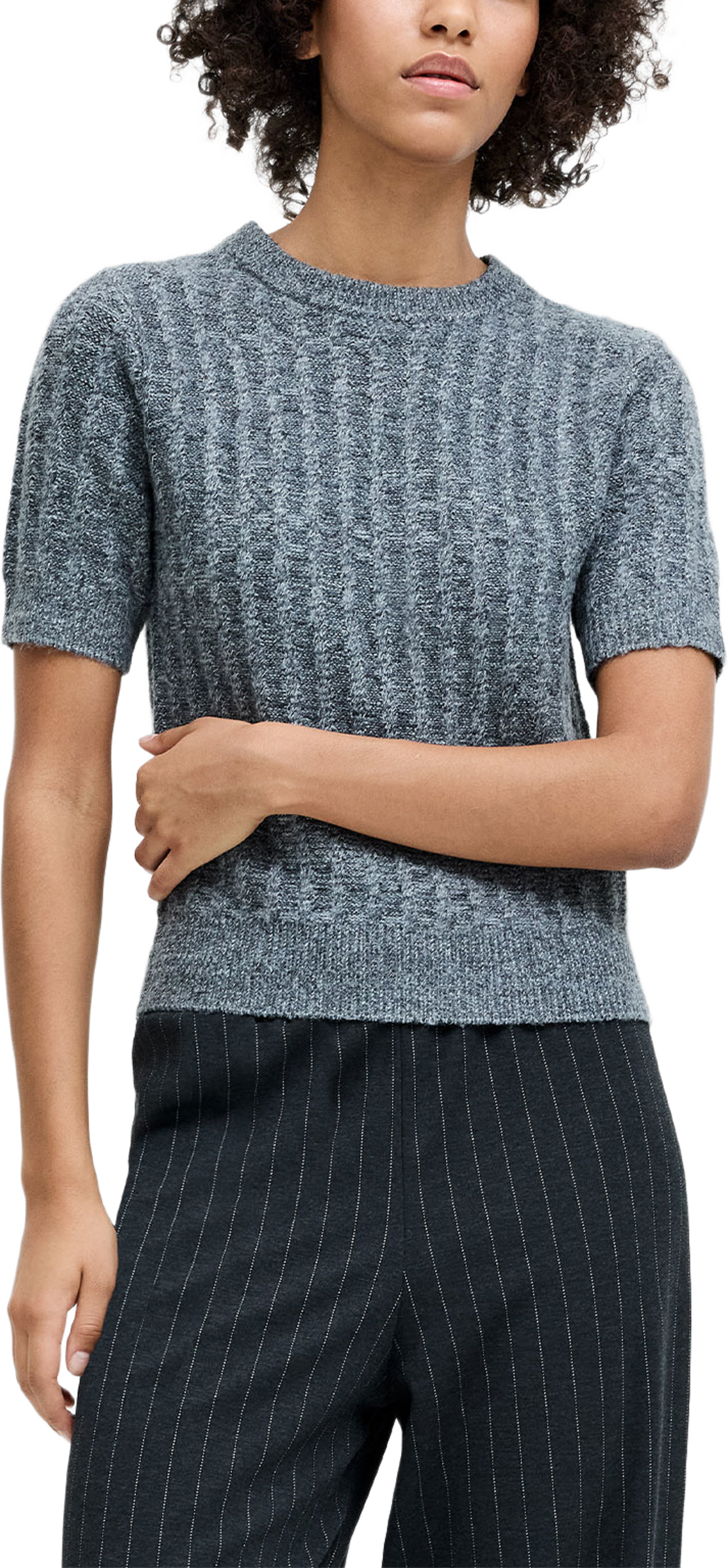 Kezie Textured Knit Grey Short Sleeve Jumper, från French Connection, i färgen Mid Grey. Klicka för att öppna bilden i stort format