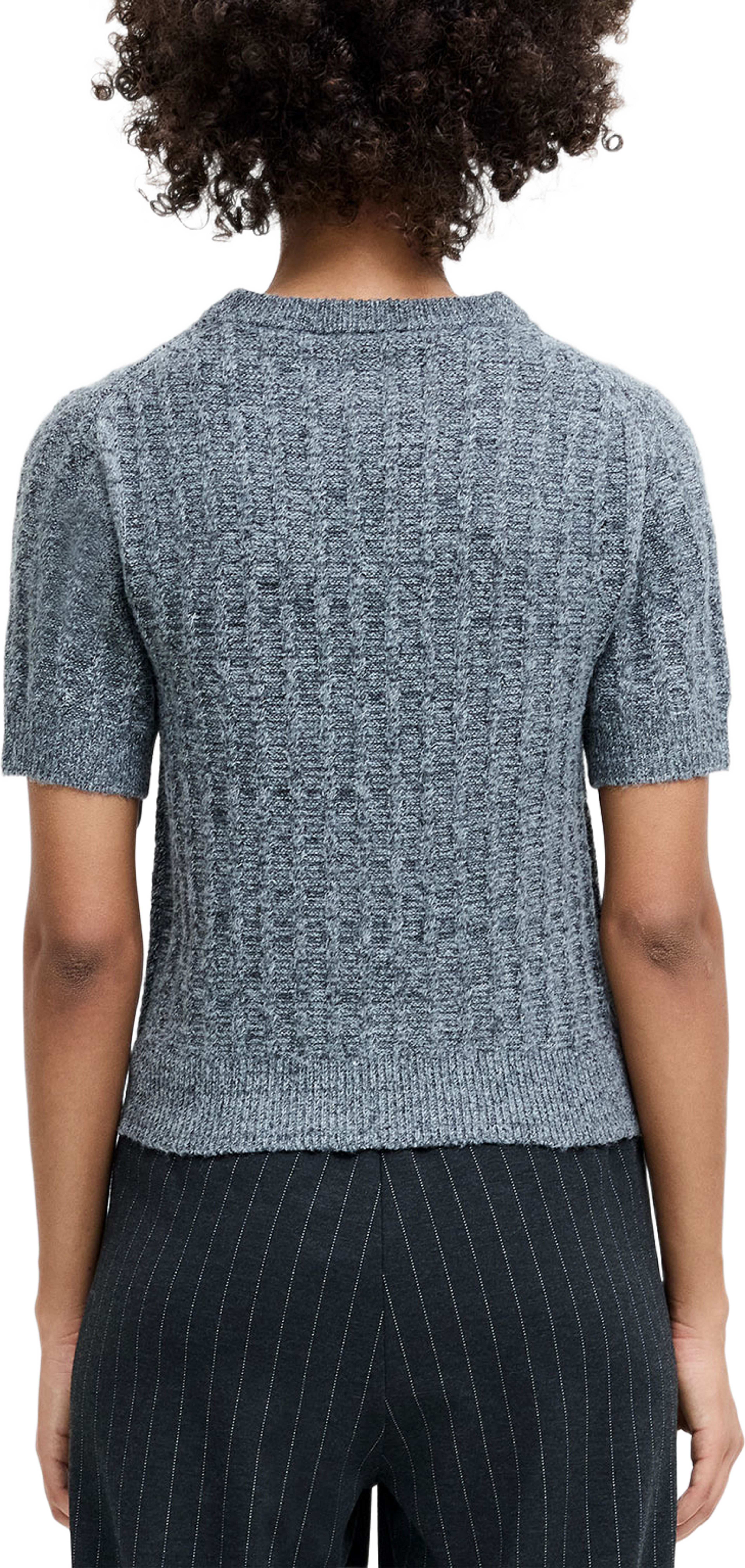 Kezie Textured Knit Grey Short Sleeve Jumper, från French Connection, i färgen Mid Grey. Klicka för att öppna bilden i stort format
