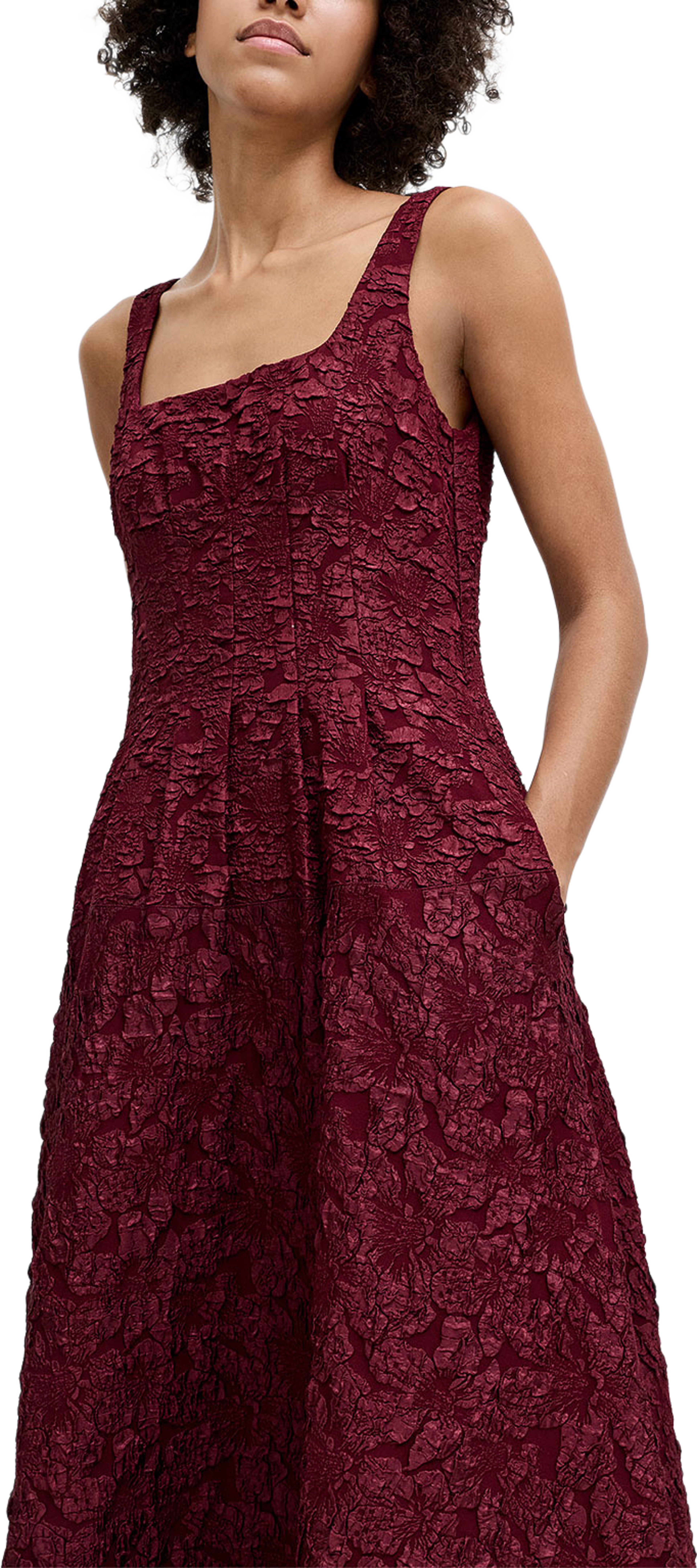 Milenda Burgundy Floral Jacquard Midi Dress, från French Connection, i färgen Cherry Liqueur. Klicka för att öppna bilden i stort format