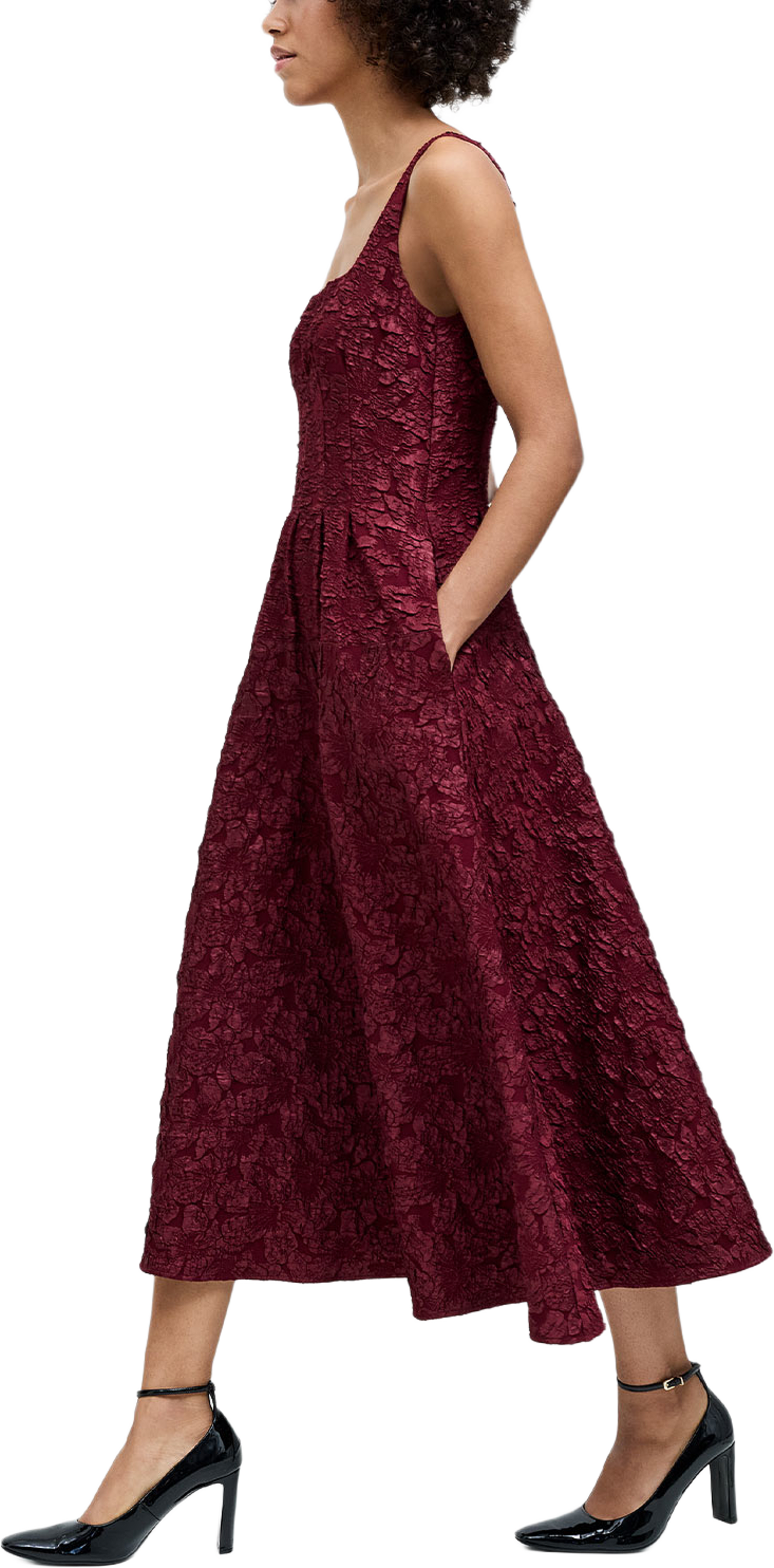 Milenda Burgundy Floral Jacquard Midi Dress, från French Connection, i färgen Cherry Liqueur. Klicka för att öppna bilden i stort format