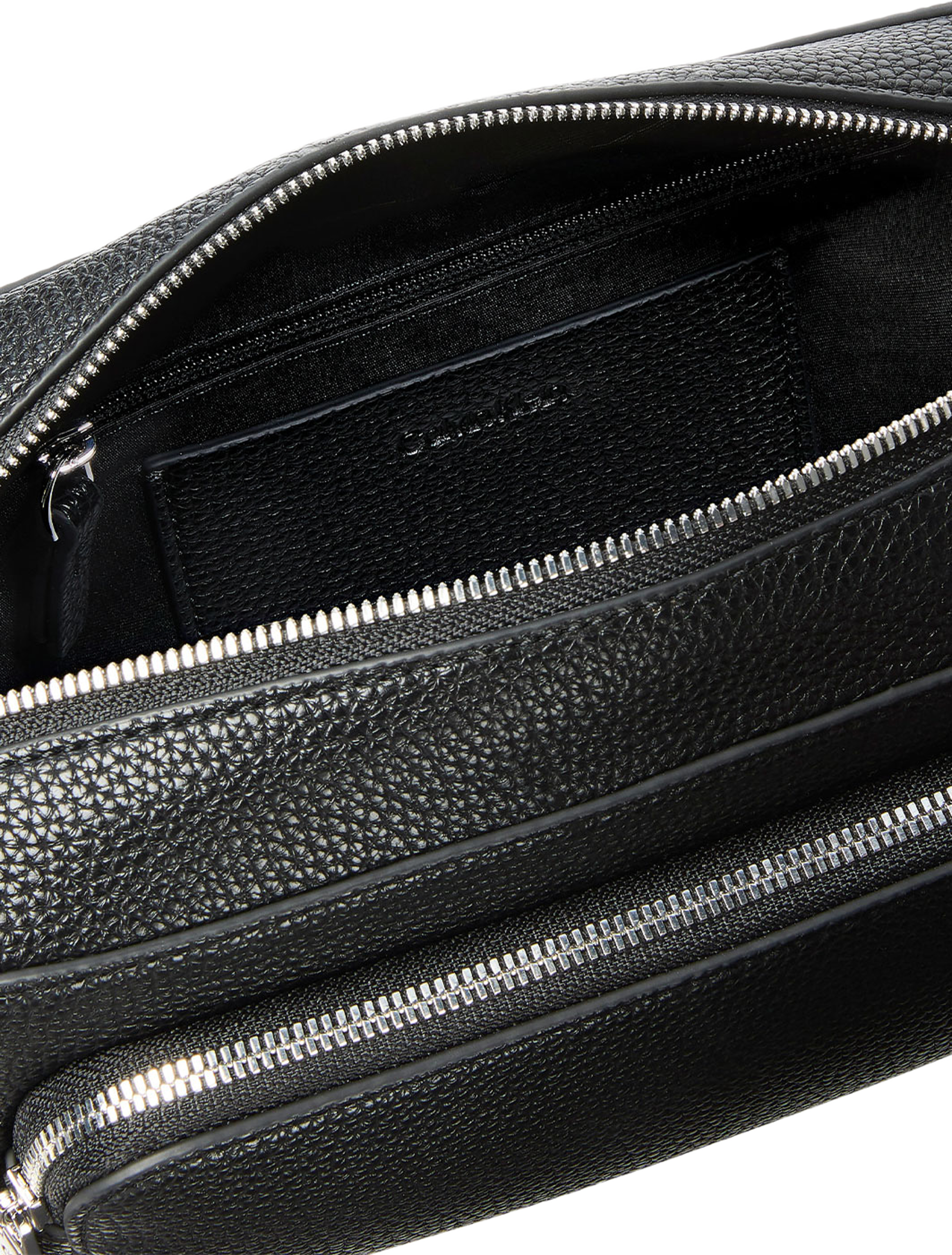 Webbing Pocket Crossover Bag, från Calvin Klein, i färgen Black/Shiny Nickel. Klicka för att öppna bilden i stort format