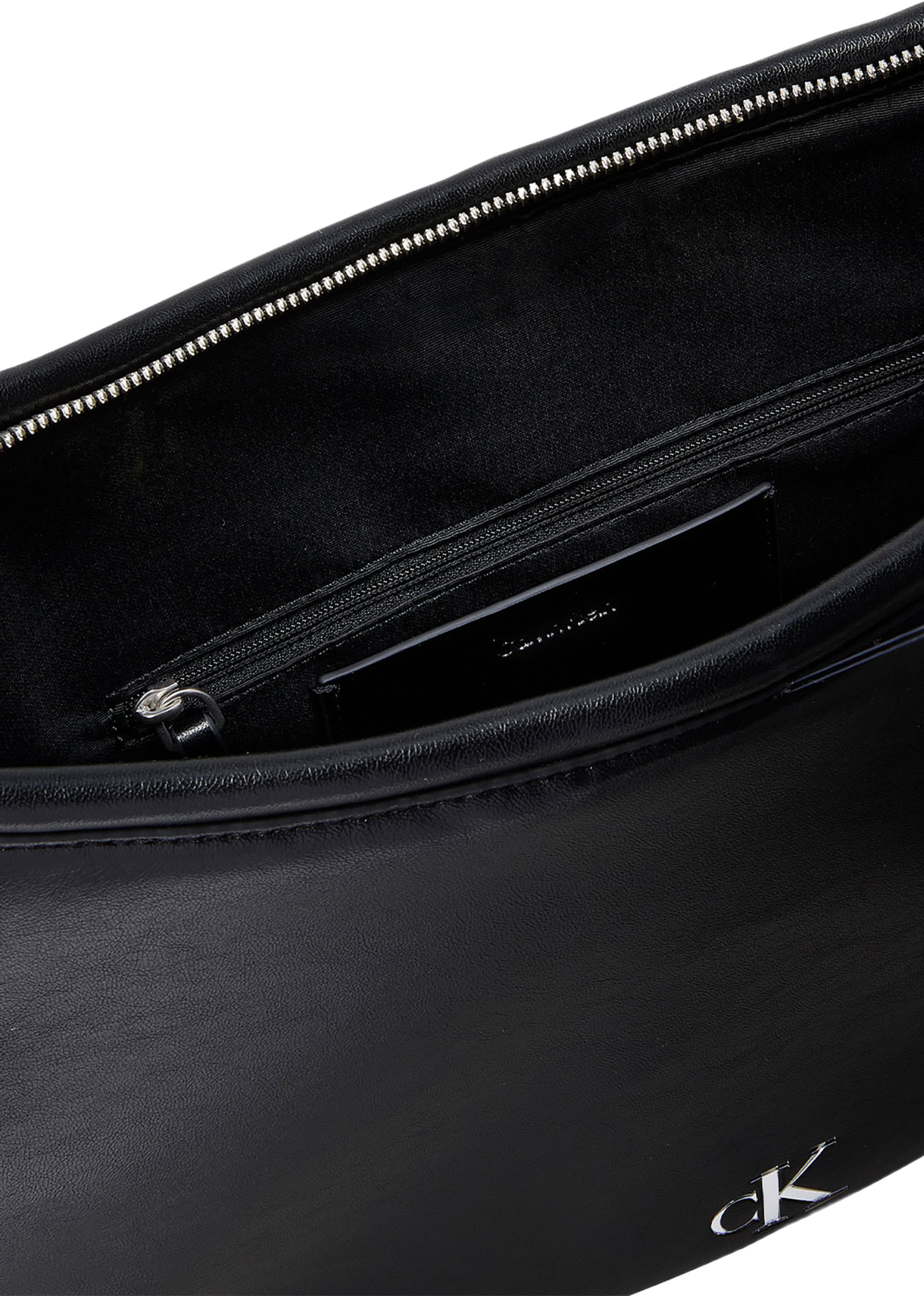 drawstring Studs Crescent Shouldr Bag, från Calvin Klein, i färgen Black. Klicka för att öppna bilden i stort format