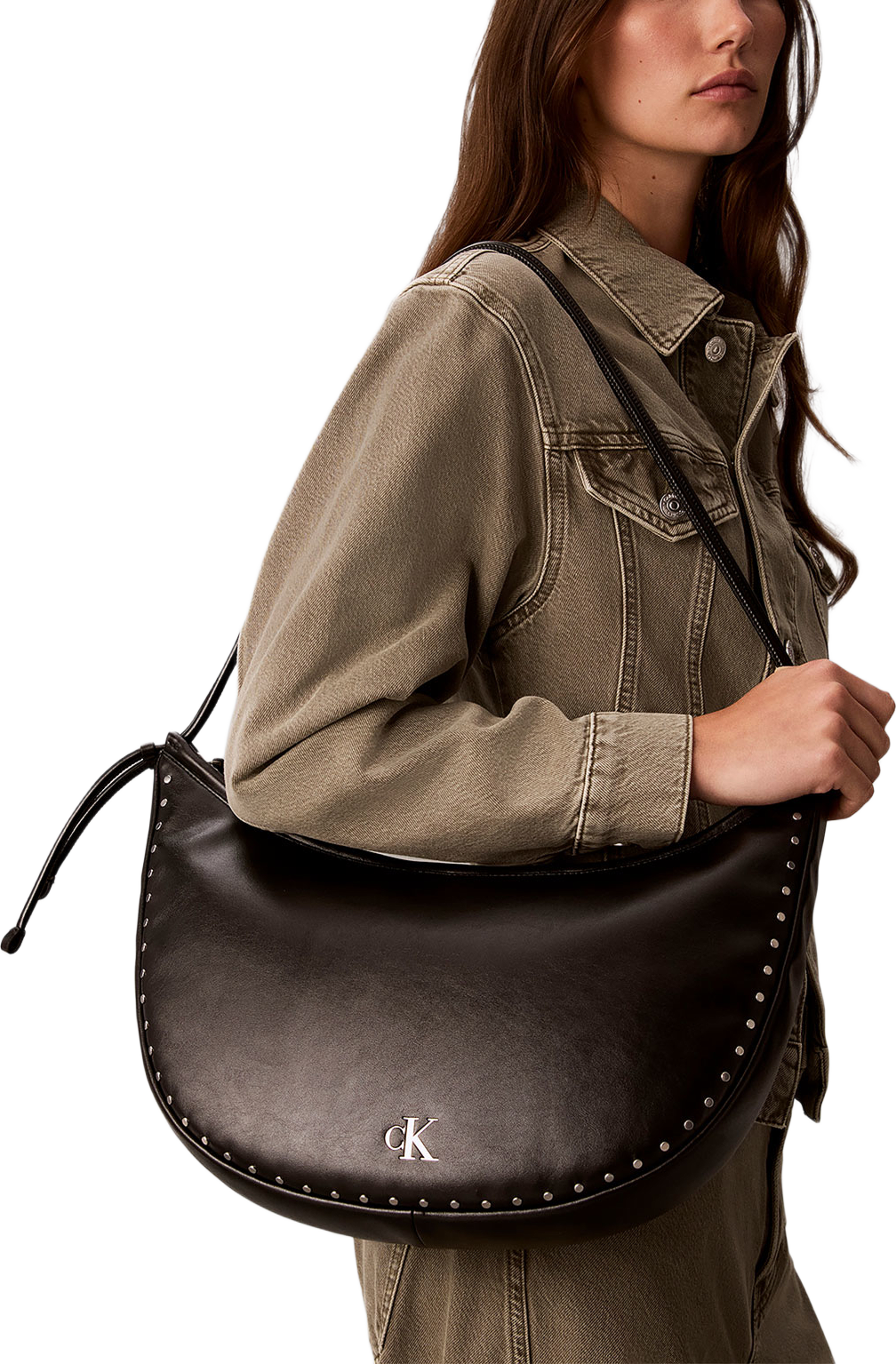 drawstring Studs Crescent Shouldr Bag, från Calvin Klein, i färgen Black. Klicka för att öppna bilden i stort format