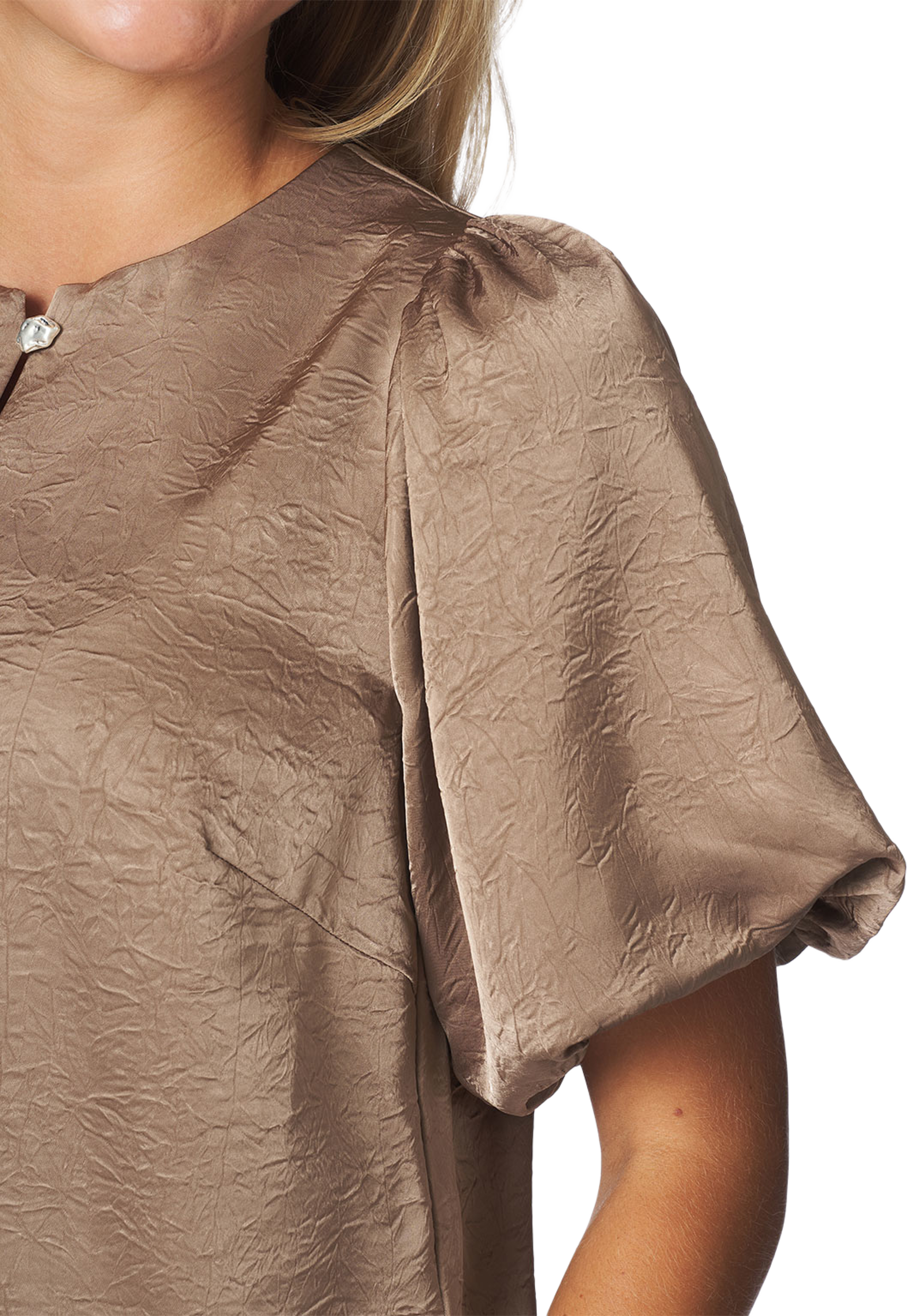 Monic Structure Satin Blouse, från Neo Noir, i färgen Dark Taupe. Klicka för att öppna bilden i stort format