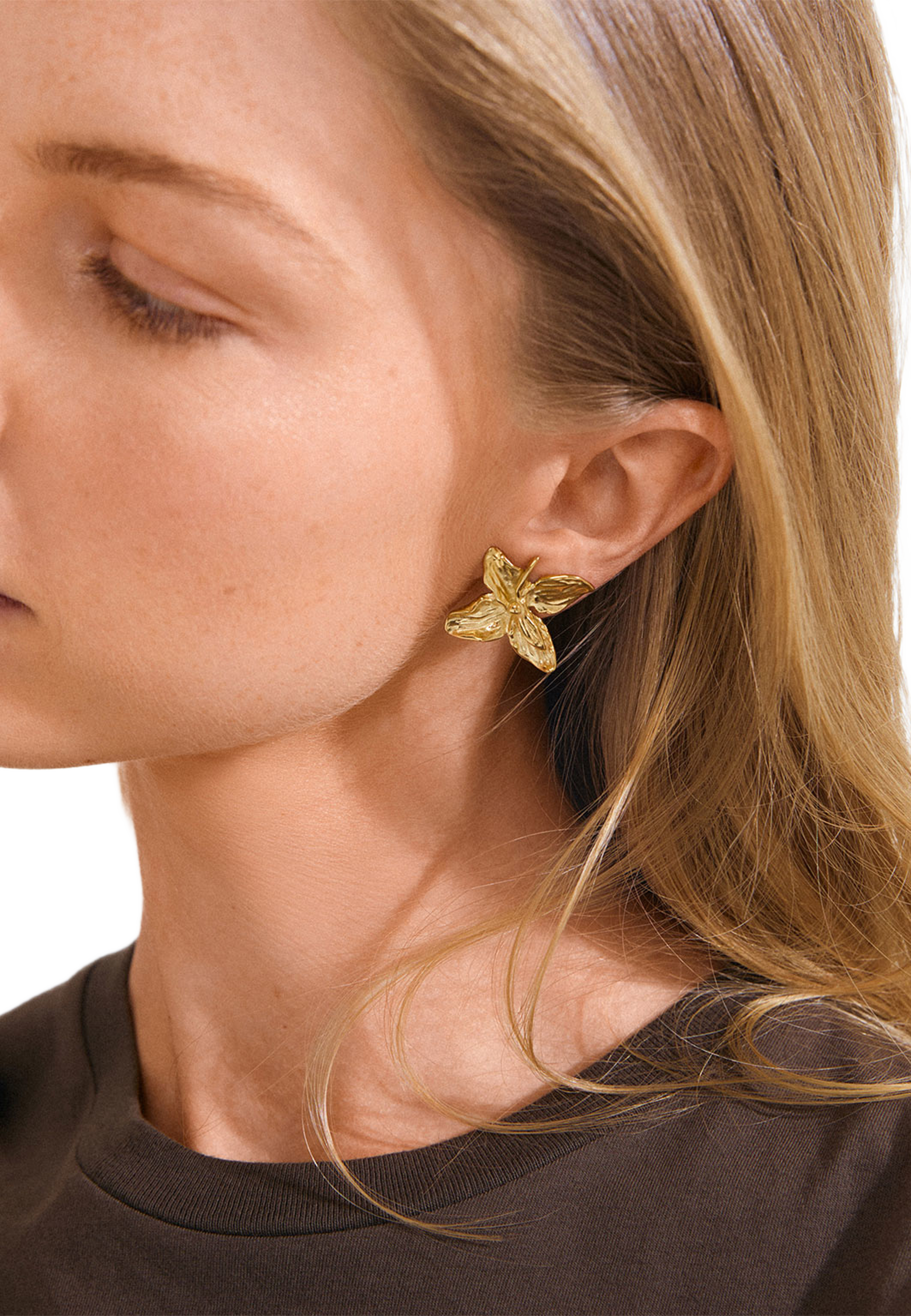 TRACE flower earrings gold-plated, från Pilgrim, i färgen Gold Plated. Klicka för att öppna bilden i stort format