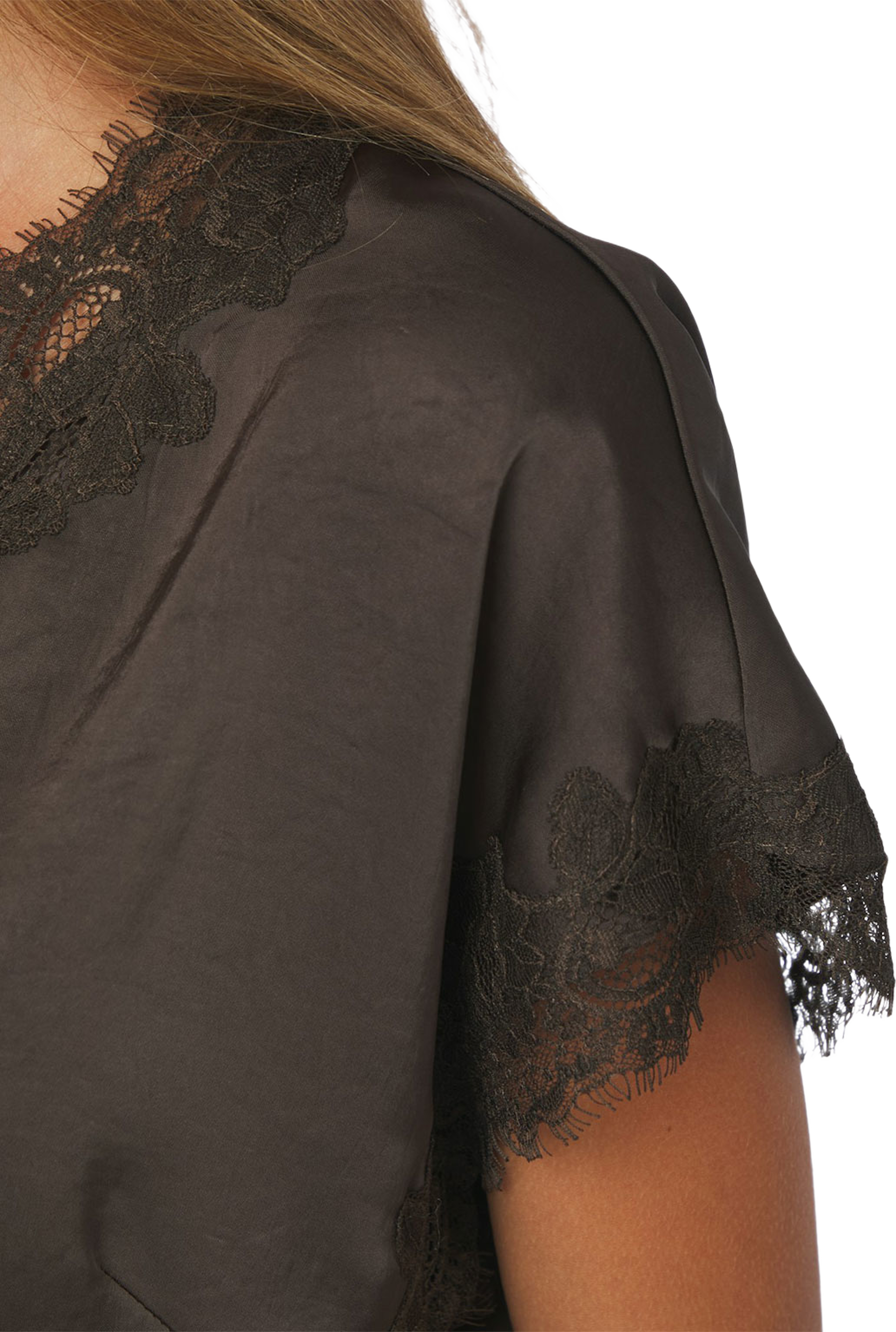 Benera Heavy Sateen Lace Blouse, från Neo Noir, i färgen Dark Brown. Klicka för att öppna bilden i stort format