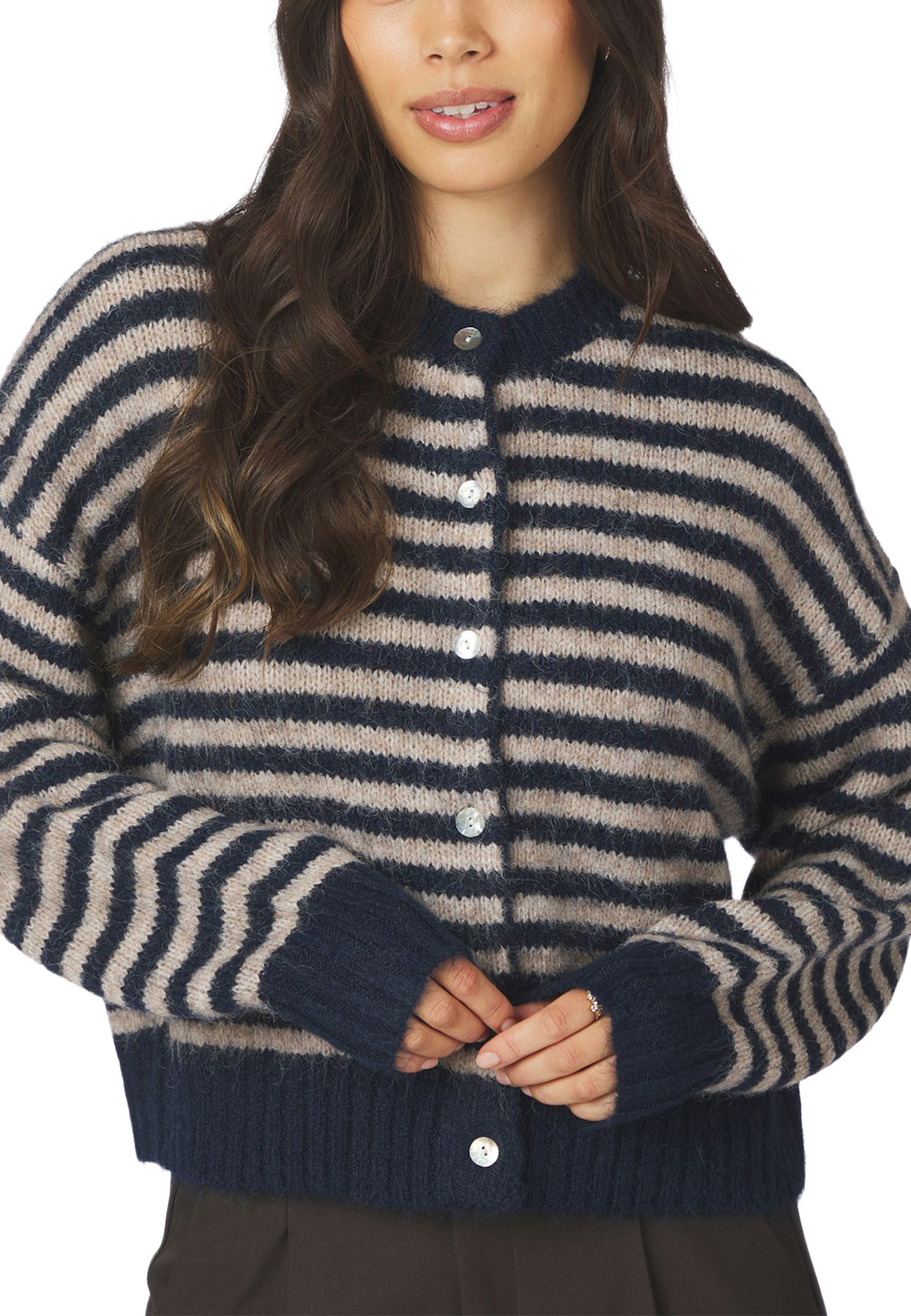 Isana Stripe Fluffy Knit Cardigan, från Neo Noir, i färgen Navy Striped. Klicka för att öppna bilden i stort format