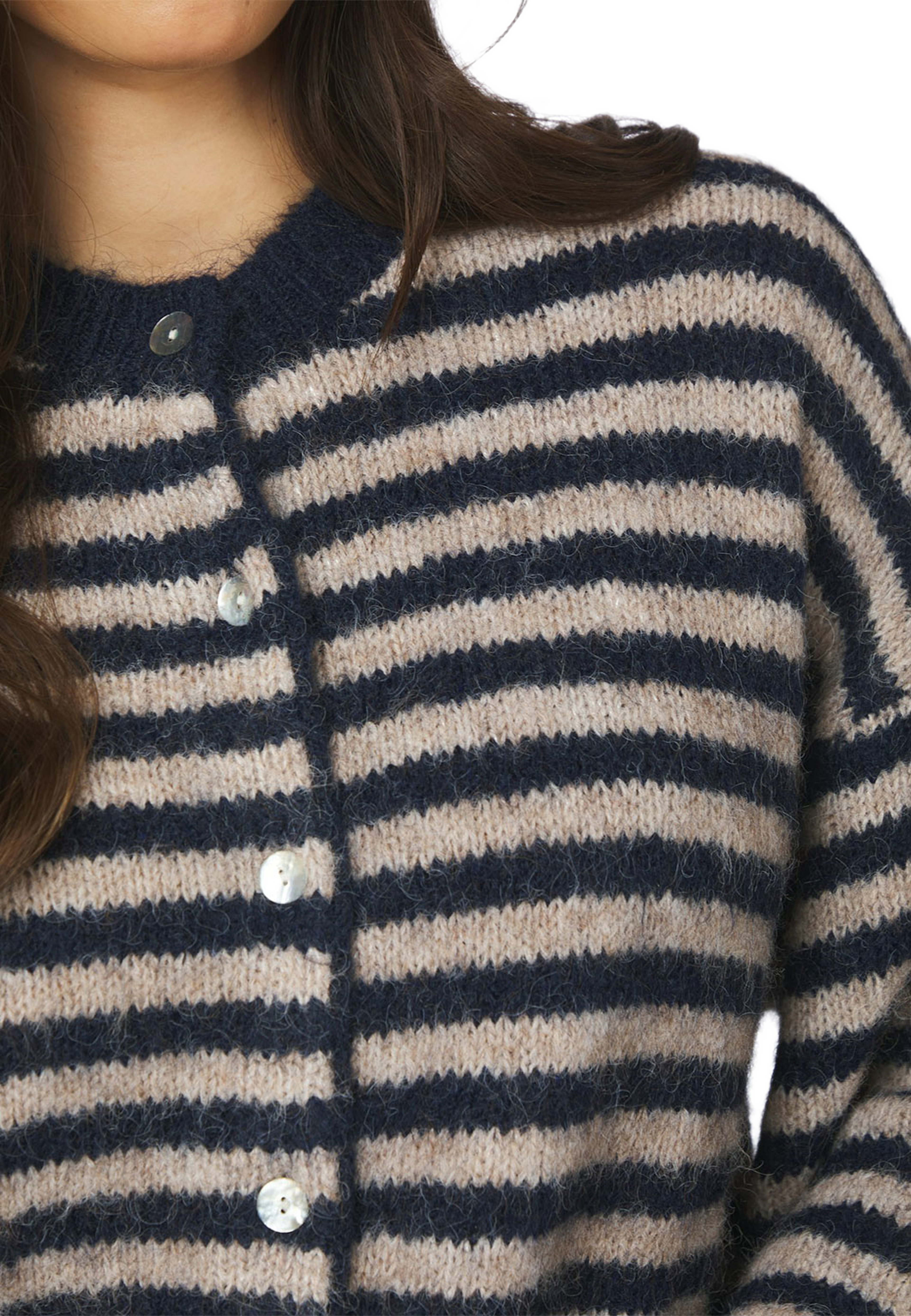 Isana Stripe Fluffy Knit Cardigan, från Neo Noir, i färgen Navy Striped. Klicka för att öppna bilden i stort format