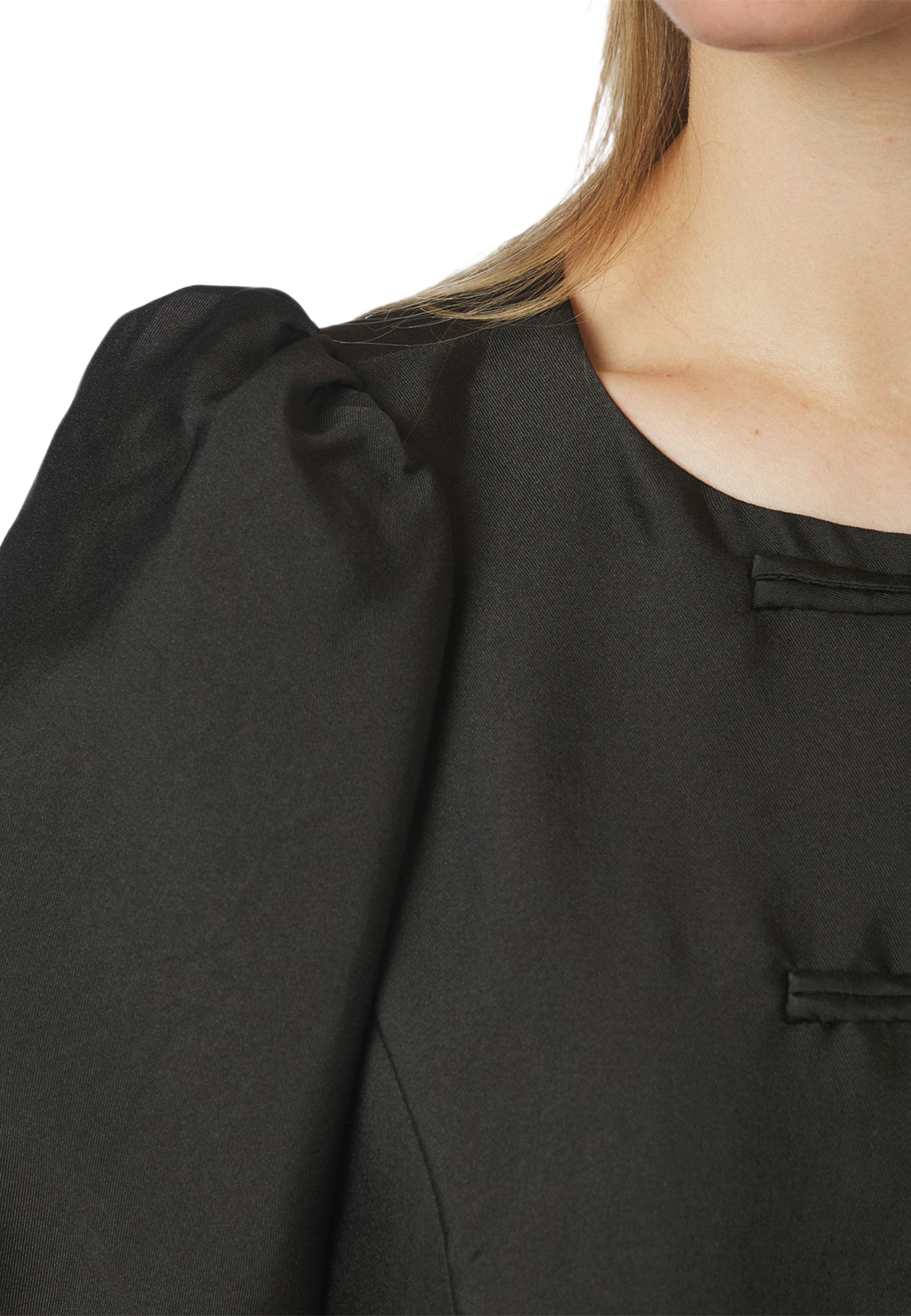 Anela Mandarin Dull Satin Blouse, från Neo Noir, i färgen Black. Klicka för att öppna bilden i stort format