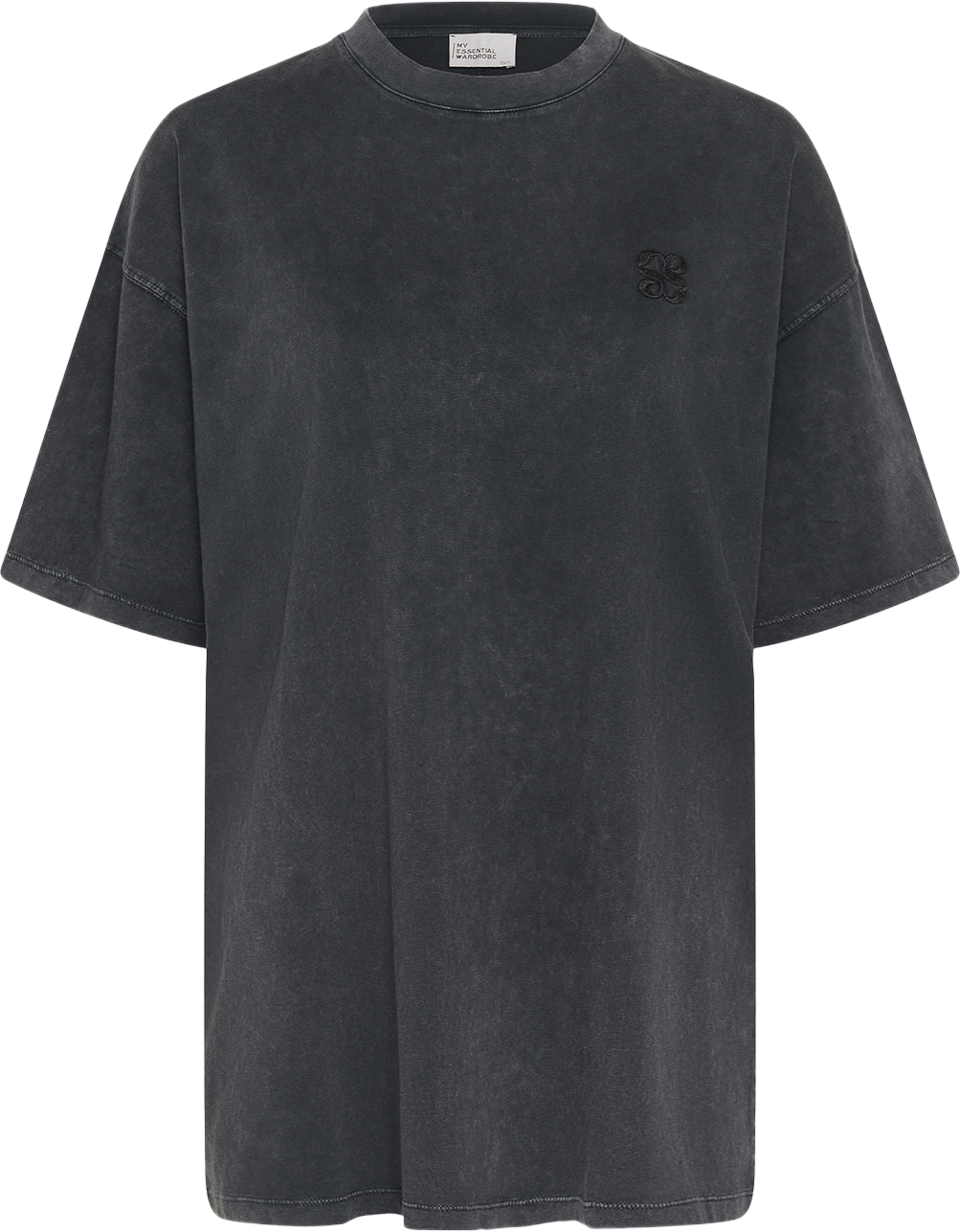 Mwesra Boxy Long Tee, från My Essential Wardrobe, i färgen Black Wash. Klicka för att öppna bilden i stort format