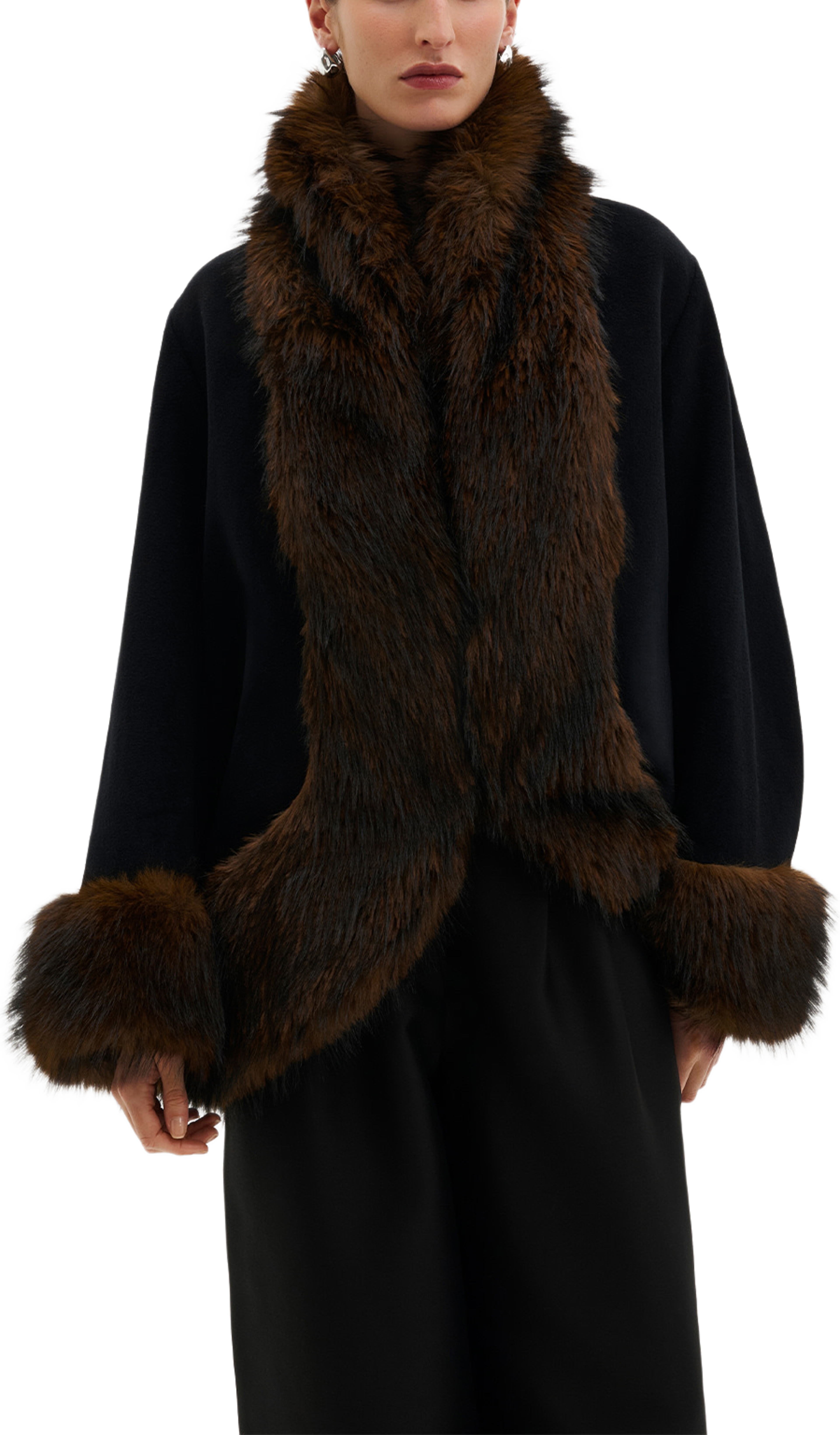 Nor Faux Fur Short Wool Coat, från Malina, i färgen Black. Klicka för att öppna bilden i stort format