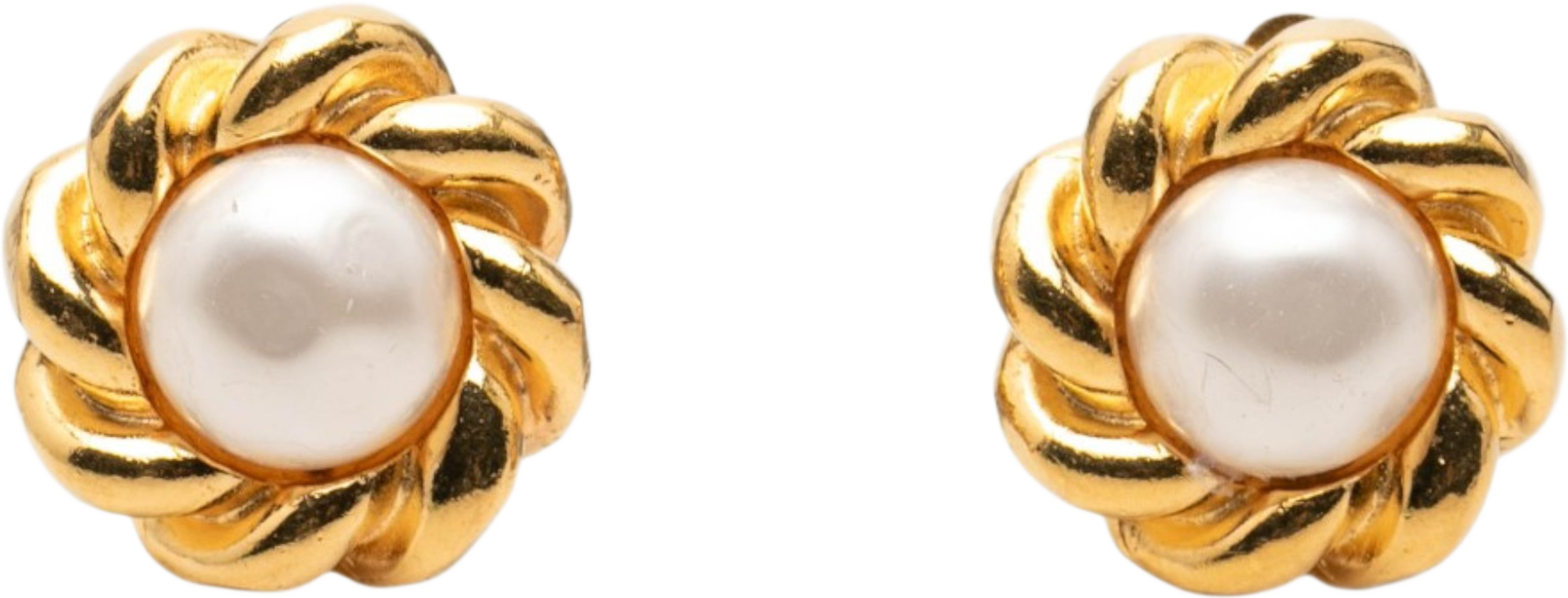 Chanel Gold Plated Faux Pearl Flower Clip On Earrings, från Luxclusif, i färgen guld. Klicka för att öppna bilden i stort format
