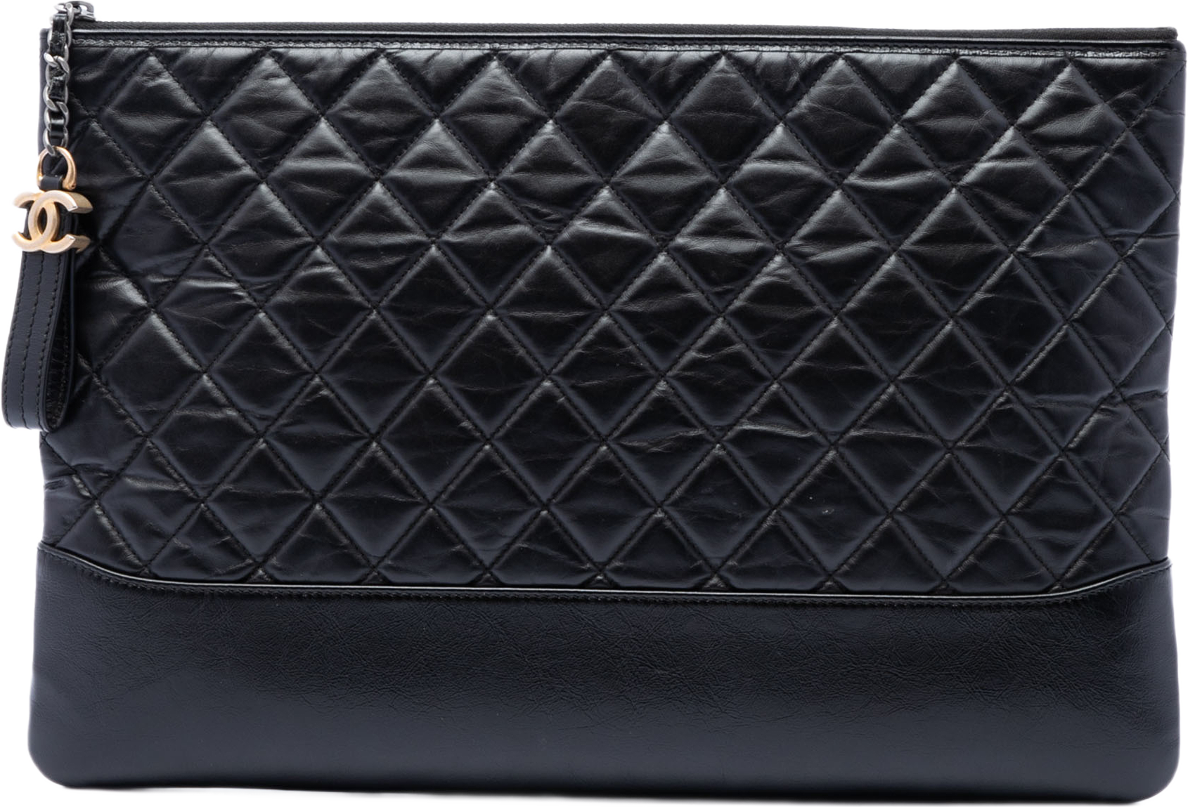 Chanel Large Aged Calfskin Gabrielle O Case Clutch, från Luxclusif, i färgen svart. Klicka för att öppna bilden i stort format
