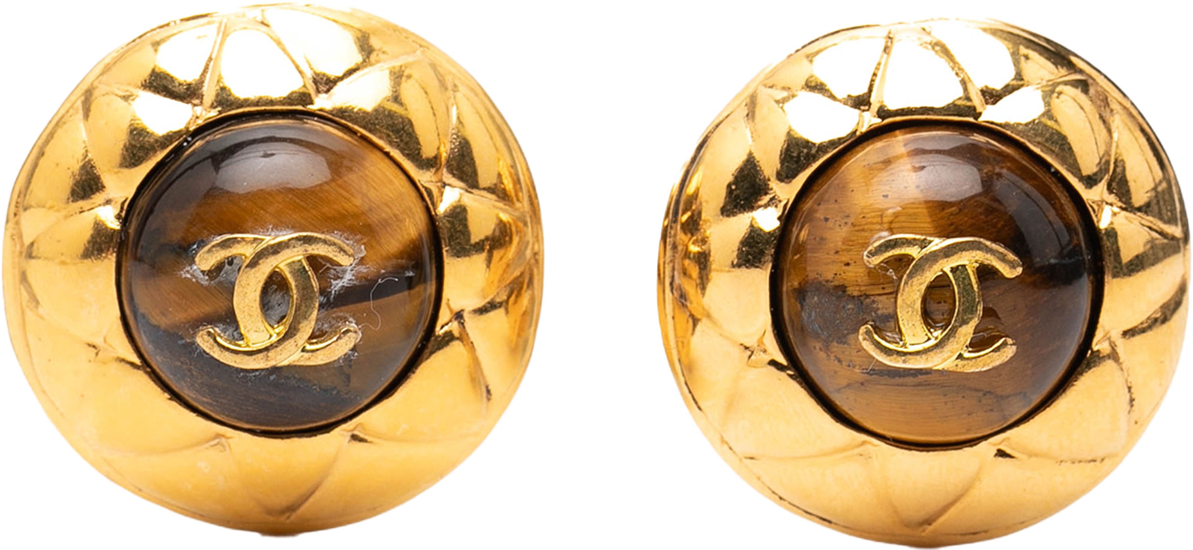 Chanel Gold Plated Cc And Resin Tigers Eye Dome Round Clip On Earrings, från Luxclusif, i färgen gold. Klicka för att öppna bilden i stort format