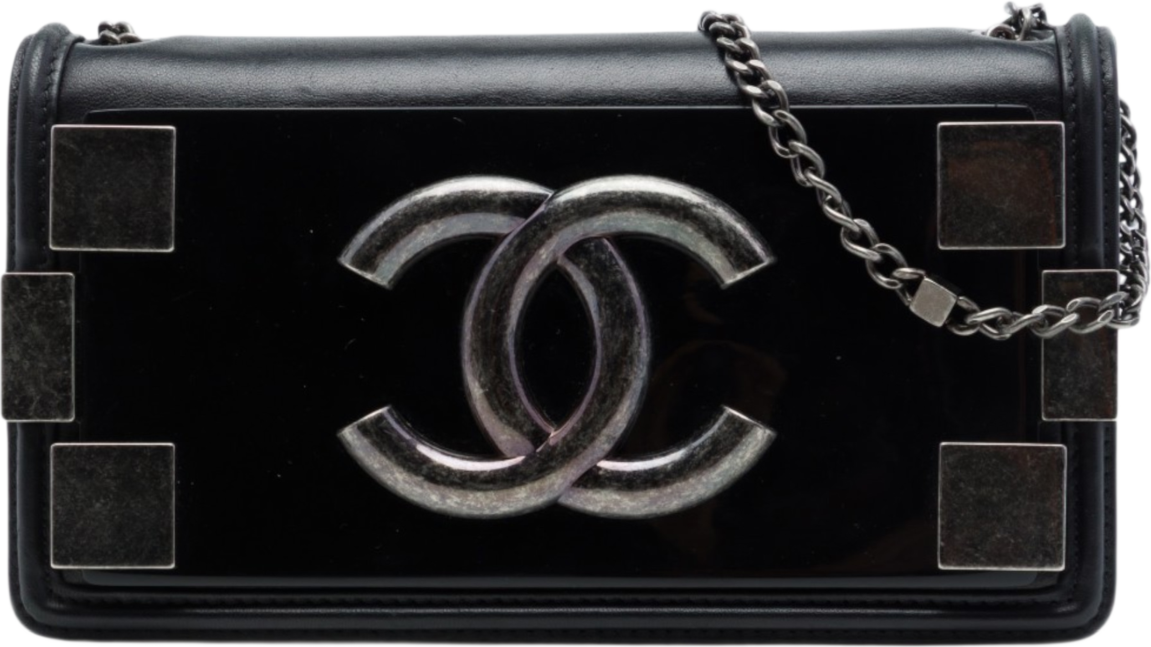 Chanel Lambskin And Acrylic Boy Brick Horizontal Flap, från Luxclusif, i färgen svart. Klicka för att öppna bilden i stort format