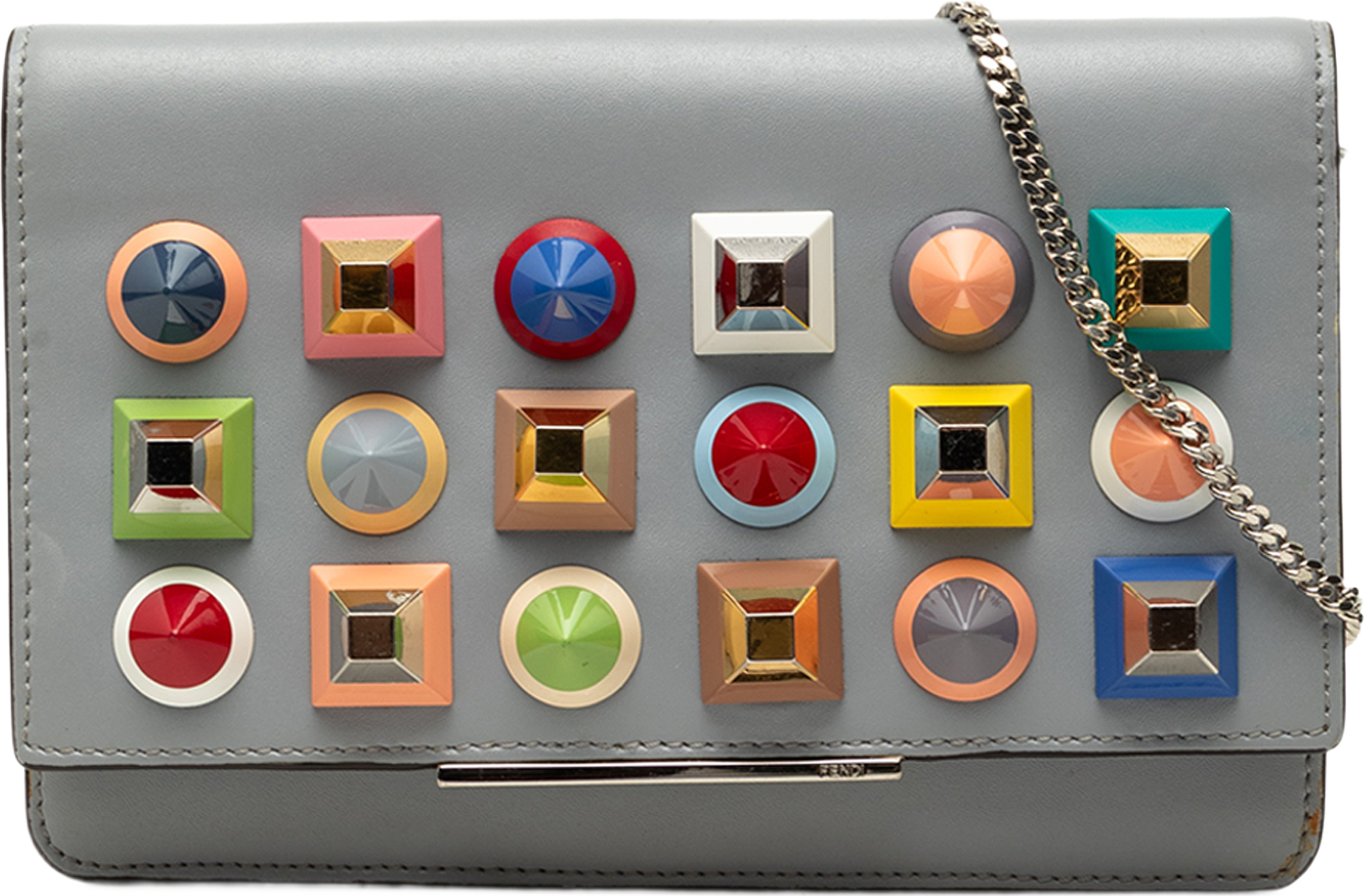 Fendi Vitello Liberty Studded Leather Tube Wallet On Chain, från Luxclusif, i färgen grå. Klicka för att öppna bilden i stort format
