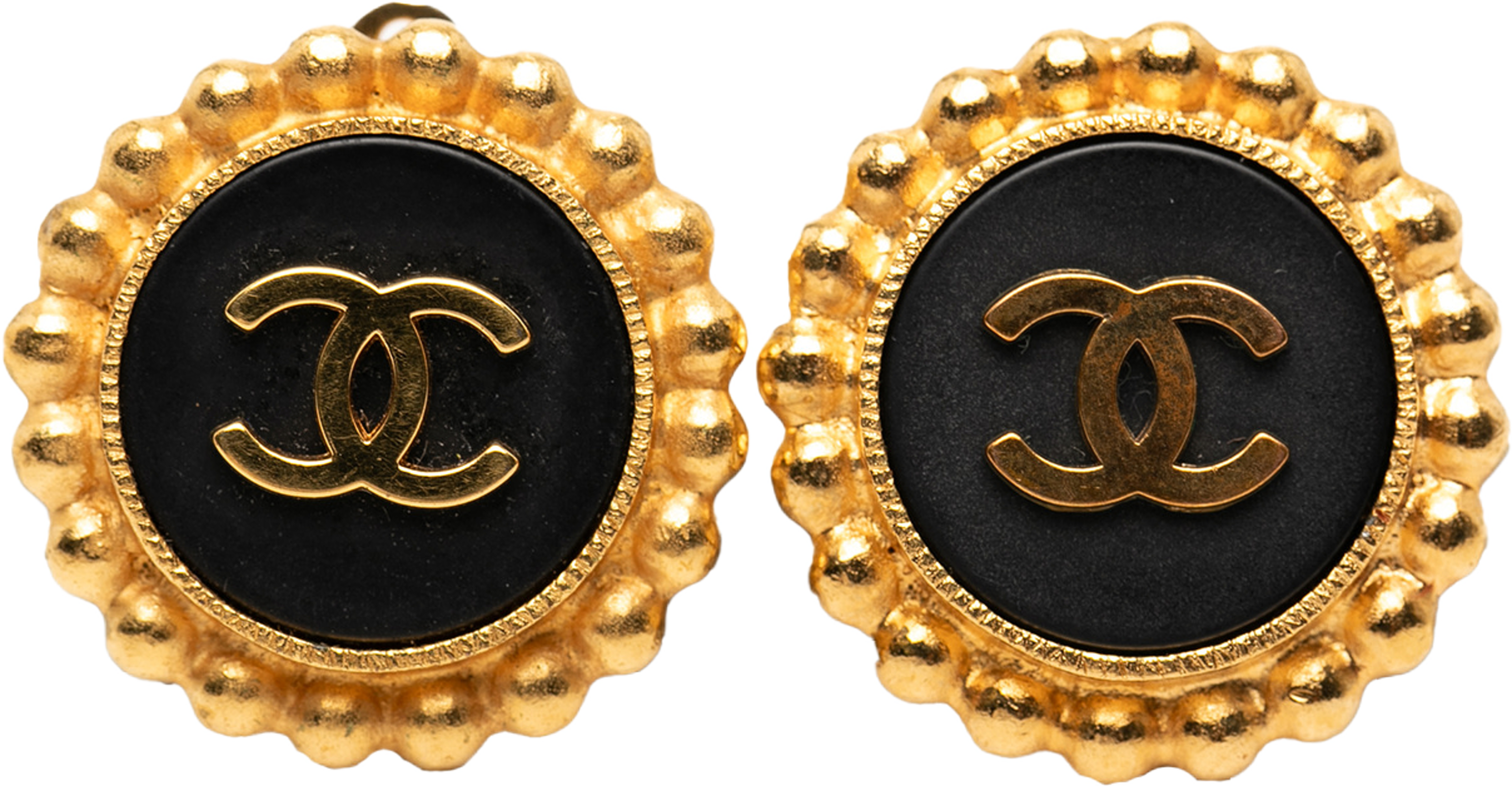 Chanel Gold Plated Resin Cc Button Clip On Earrings, från Luxclusif, i färgen gold. Klicka för att öppna bilden i stort format