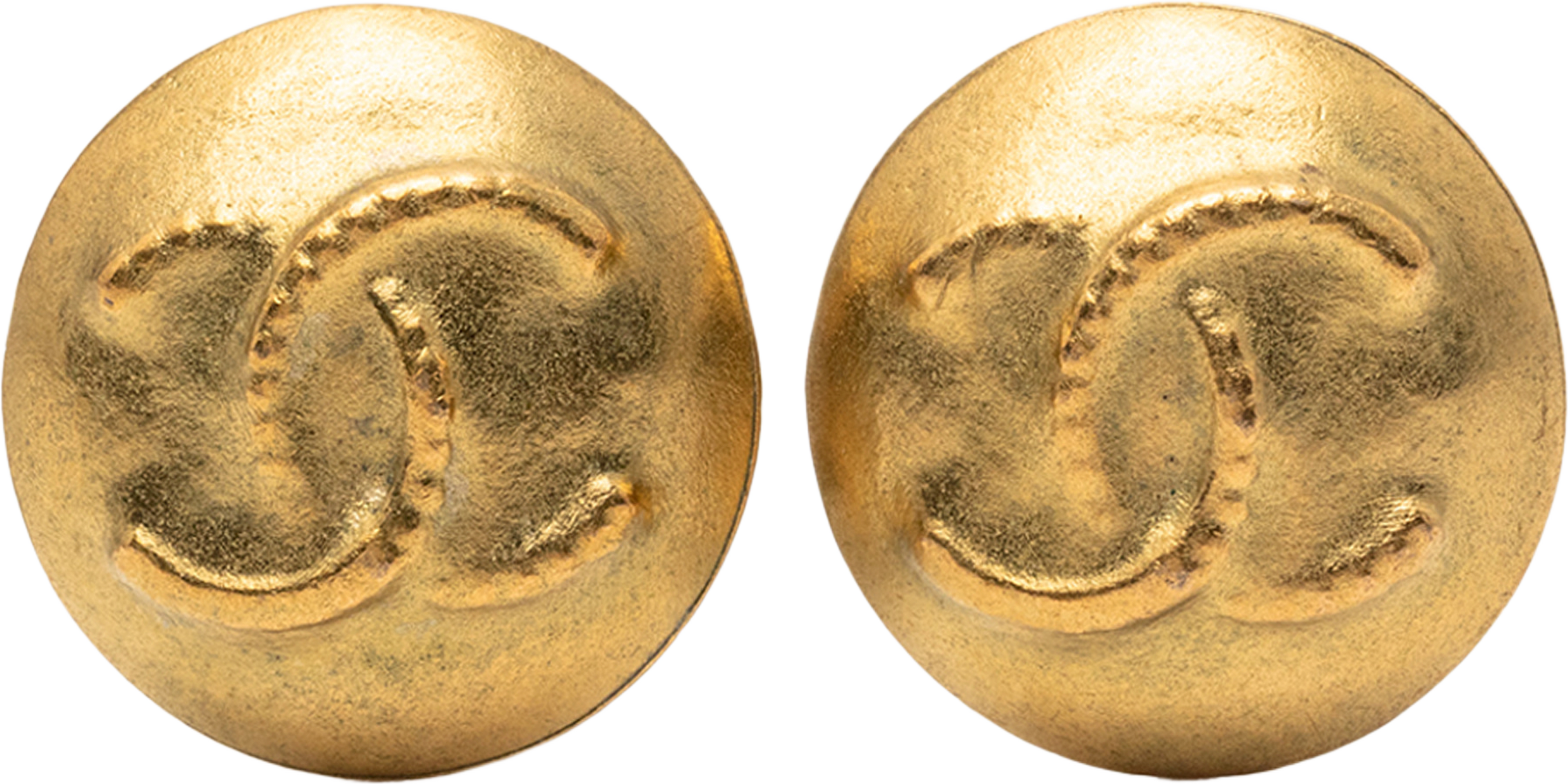 Chanel Cc Gold Plated Round Clip On Earrings, från Luxclusif, i färgen gold. Klicka för att öppna bilden i stort format