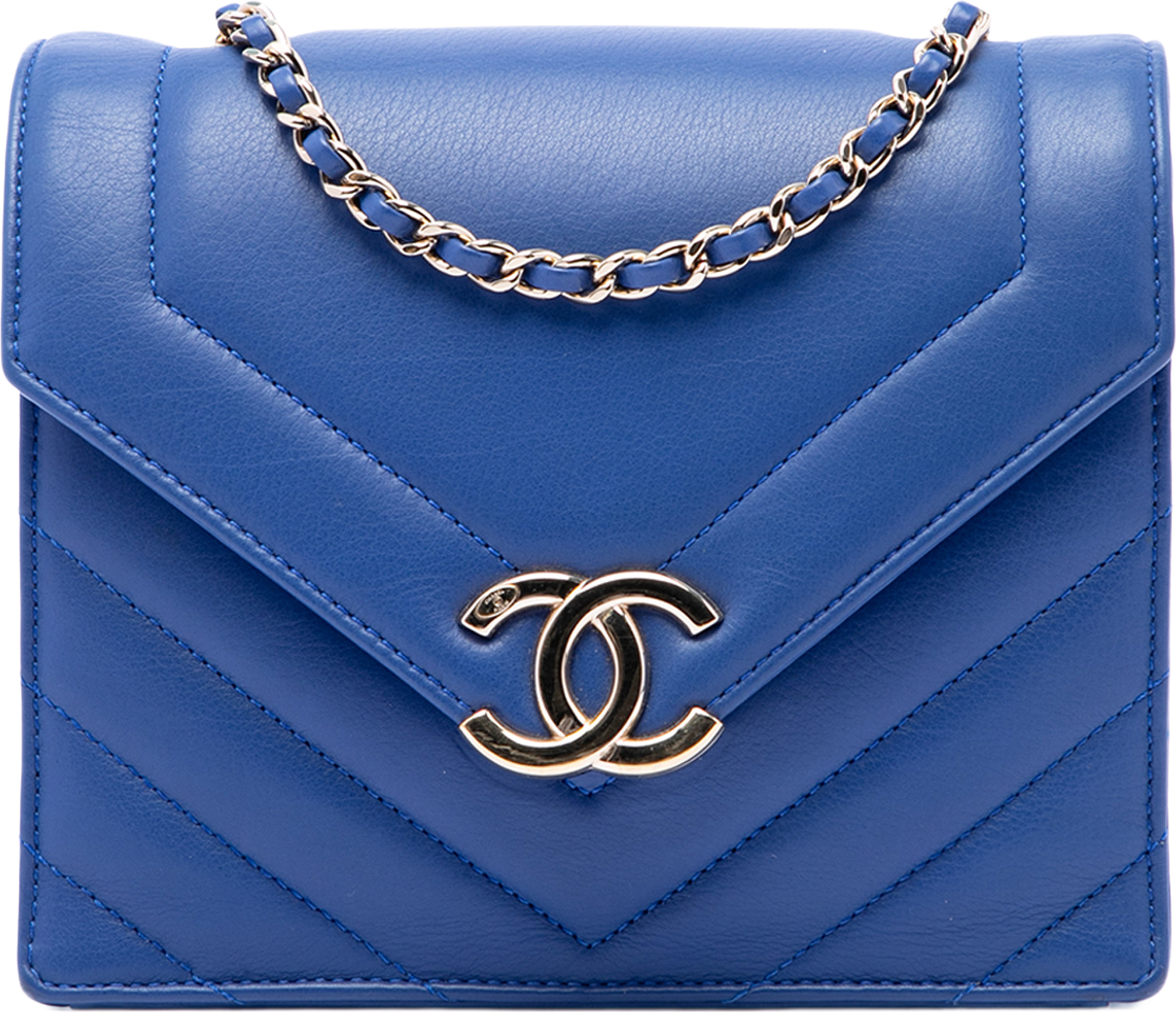Chanel Small Cc Chevron Calfskin Envelope Flap, från Luxclusif, i färgen blå. Klicka för att öppna bilden i stort format