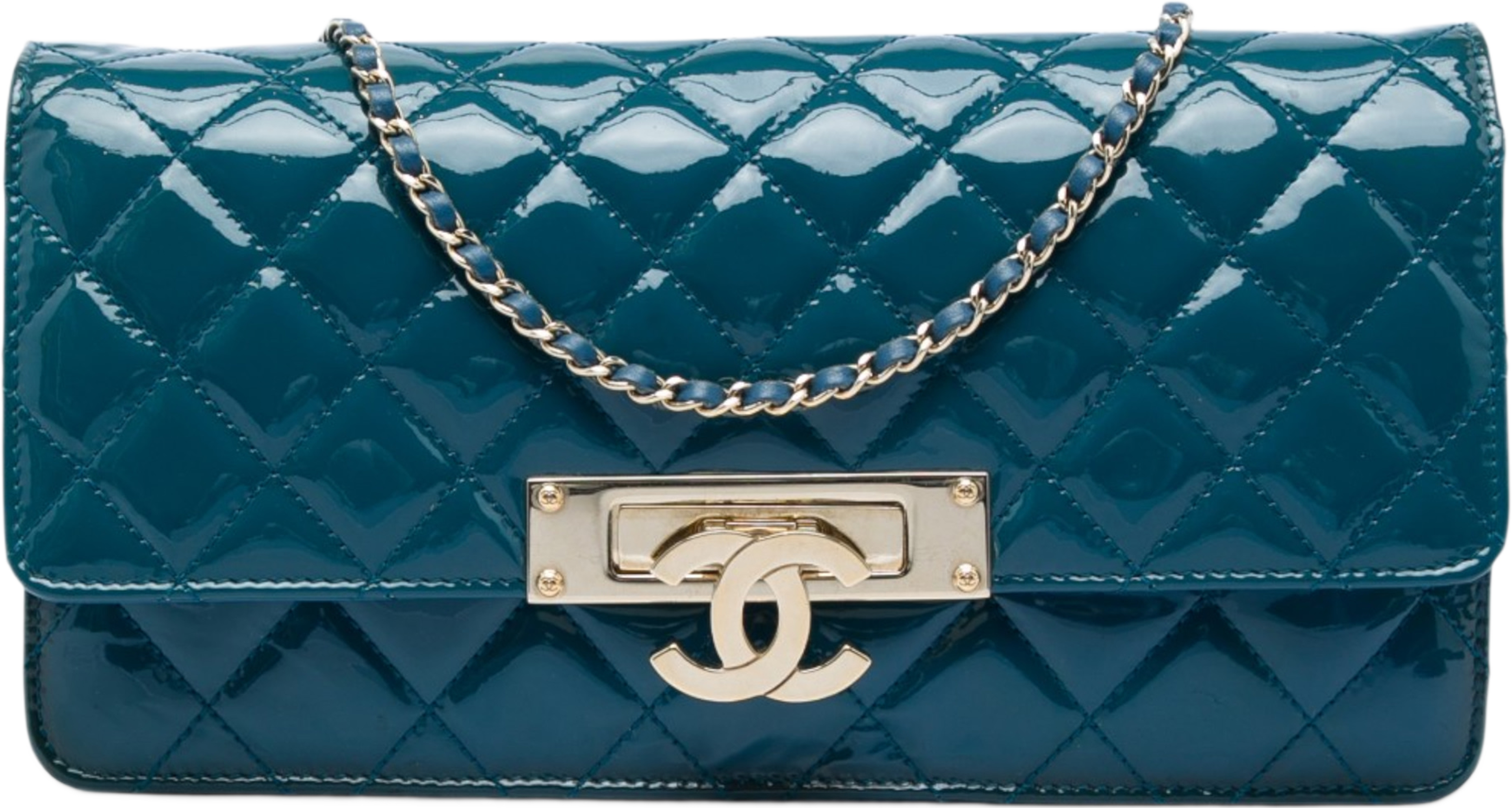 Chanel Quilted Patent Golden Class East West Wallet On Chain, från Luxclusif, i färgen blå. Klicka för att öppna bilden i stort format