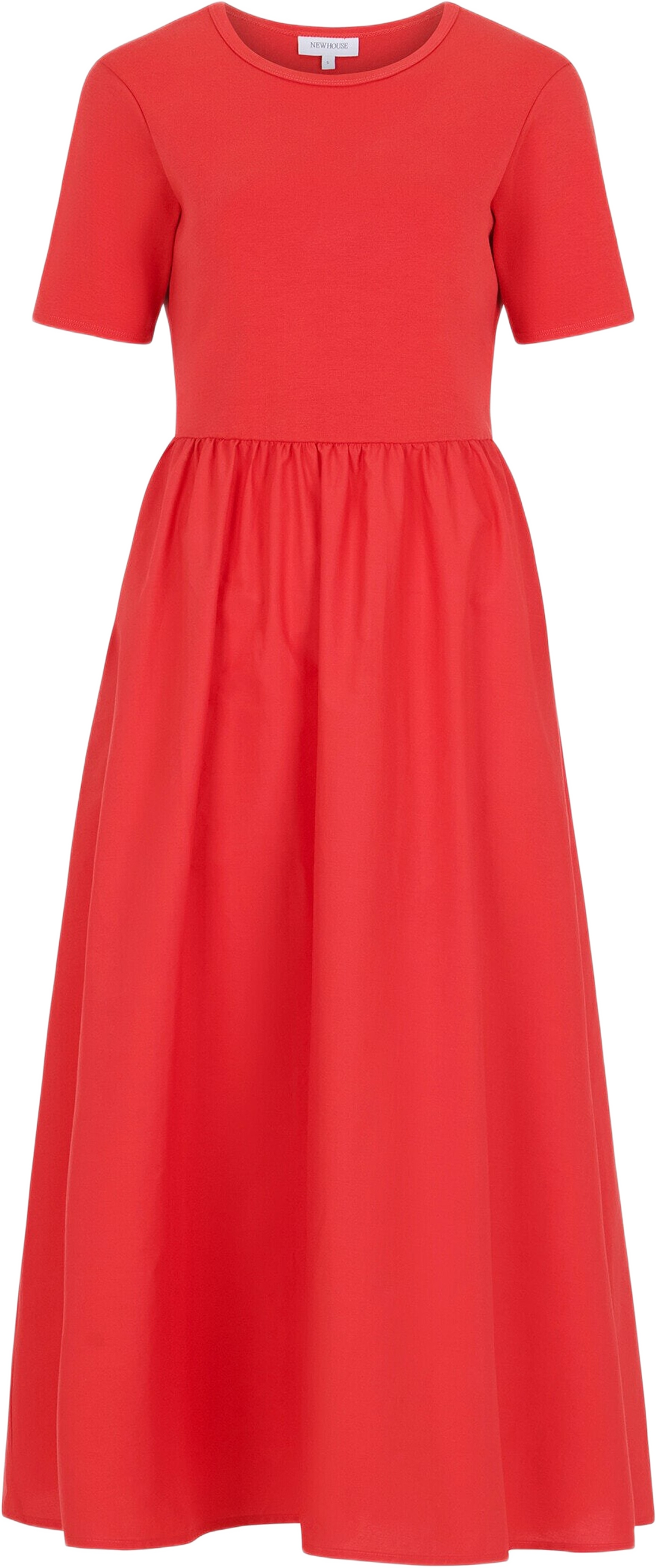 Madde Dress, från Newhouse, i färgen röd. Klicka för att öppna bilden i stort format