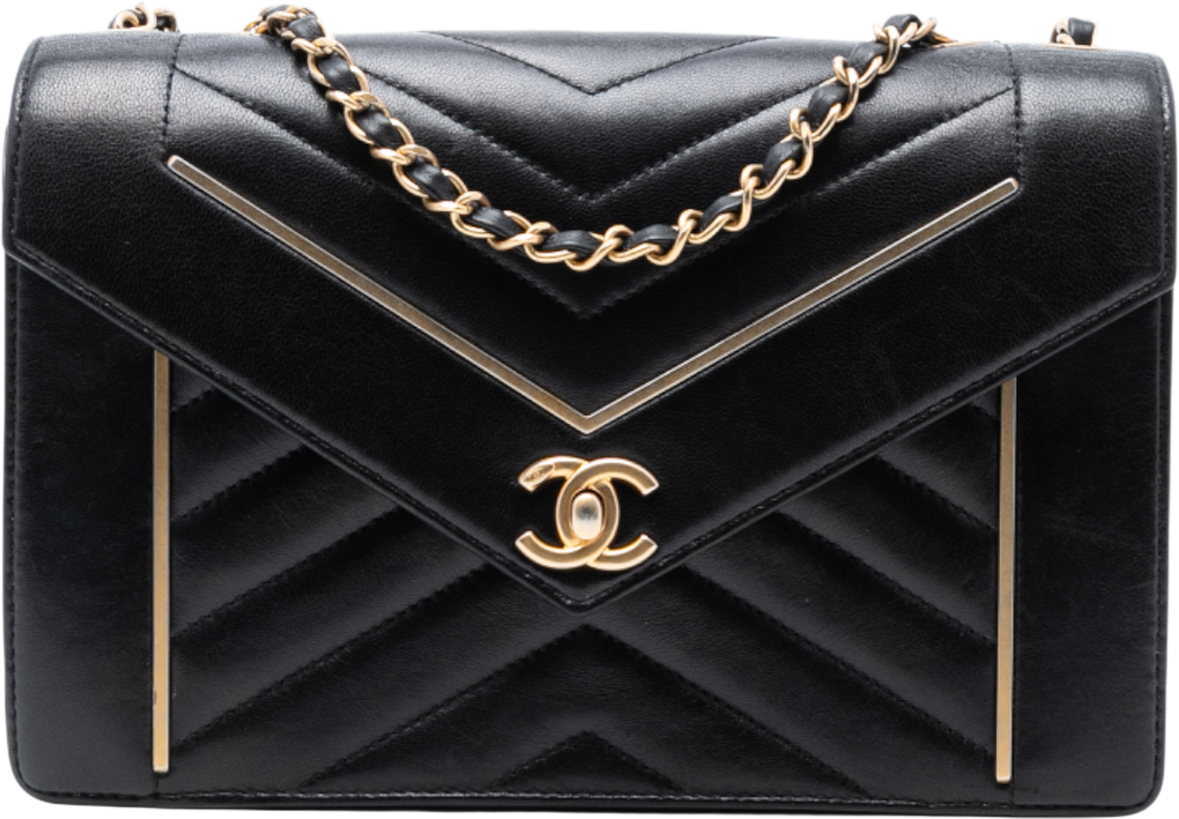 Chanel Medium Reversed Chevron Lambskin Flap, från Luxclusif, i färgen black. Klicka för att öppna bilden i stort format