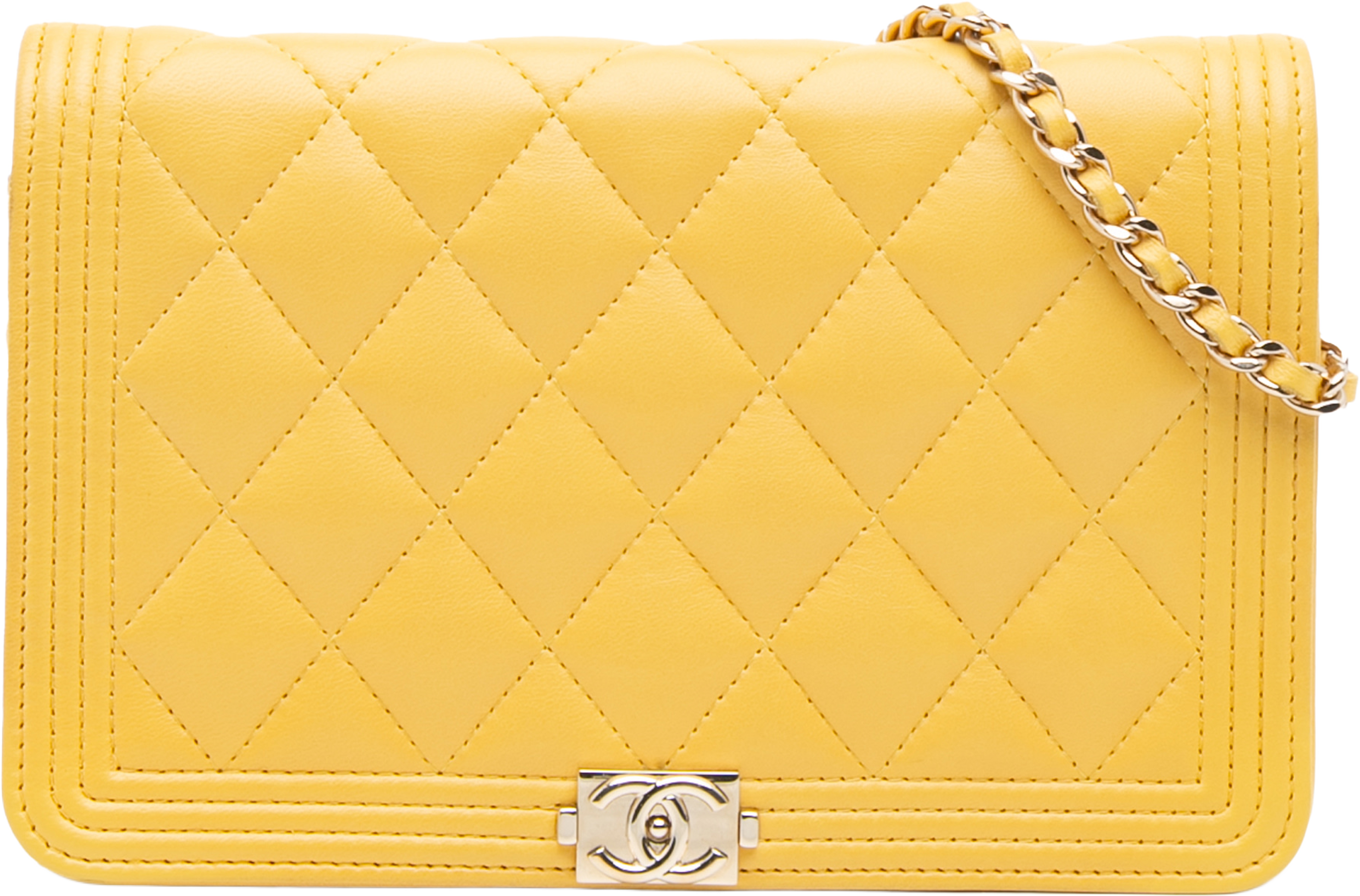 Chanel Quilted Lambskin Boy Wallet On Chain, från Luxclusif, i färgen mustard. Klicka för att öppna bilden i stort format