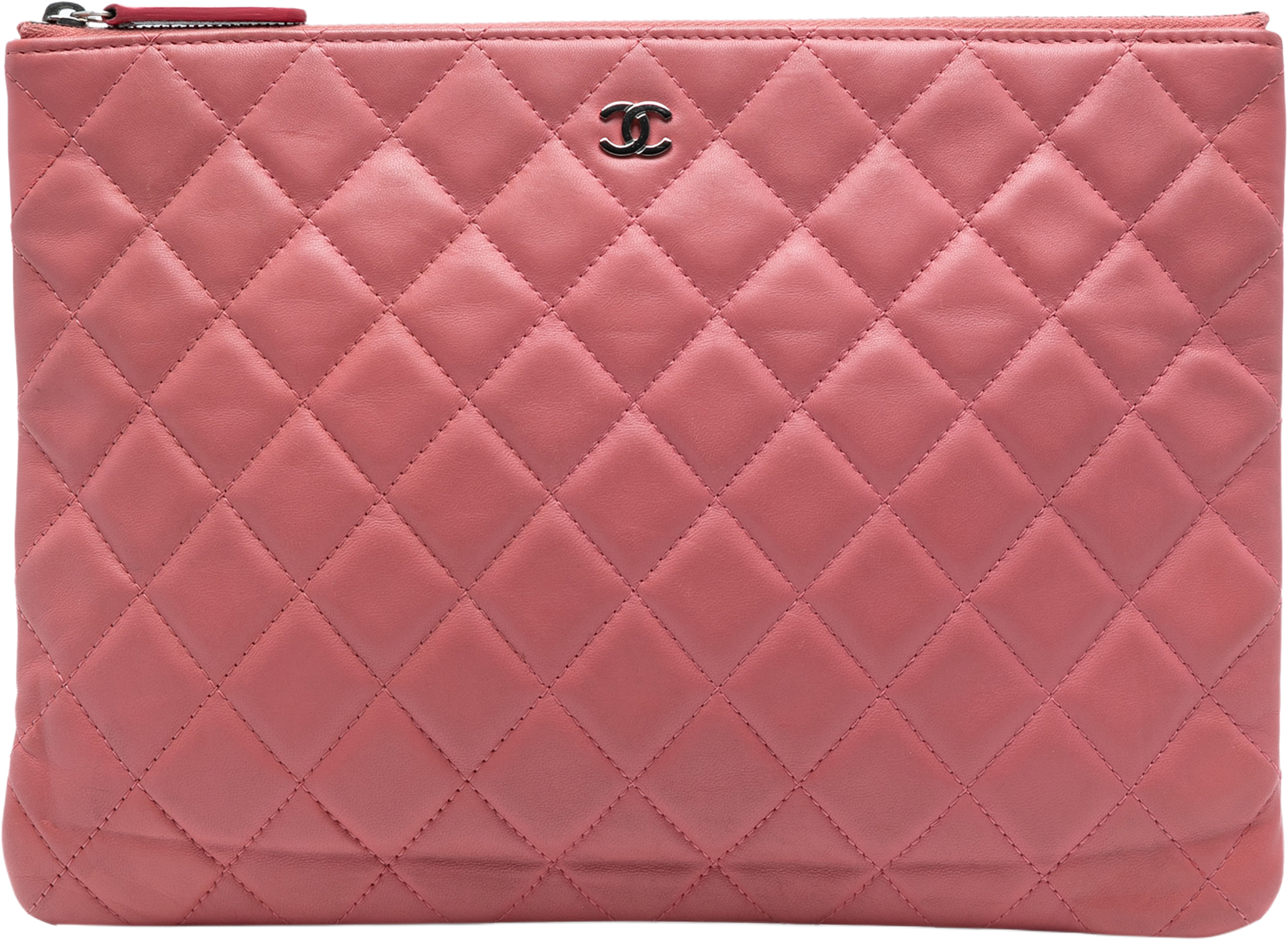Chanel Medium Quilted Lambskin O Case Clutch, från Luxclusif, i färgen pink. Klicka för att öppna bilden i stort format