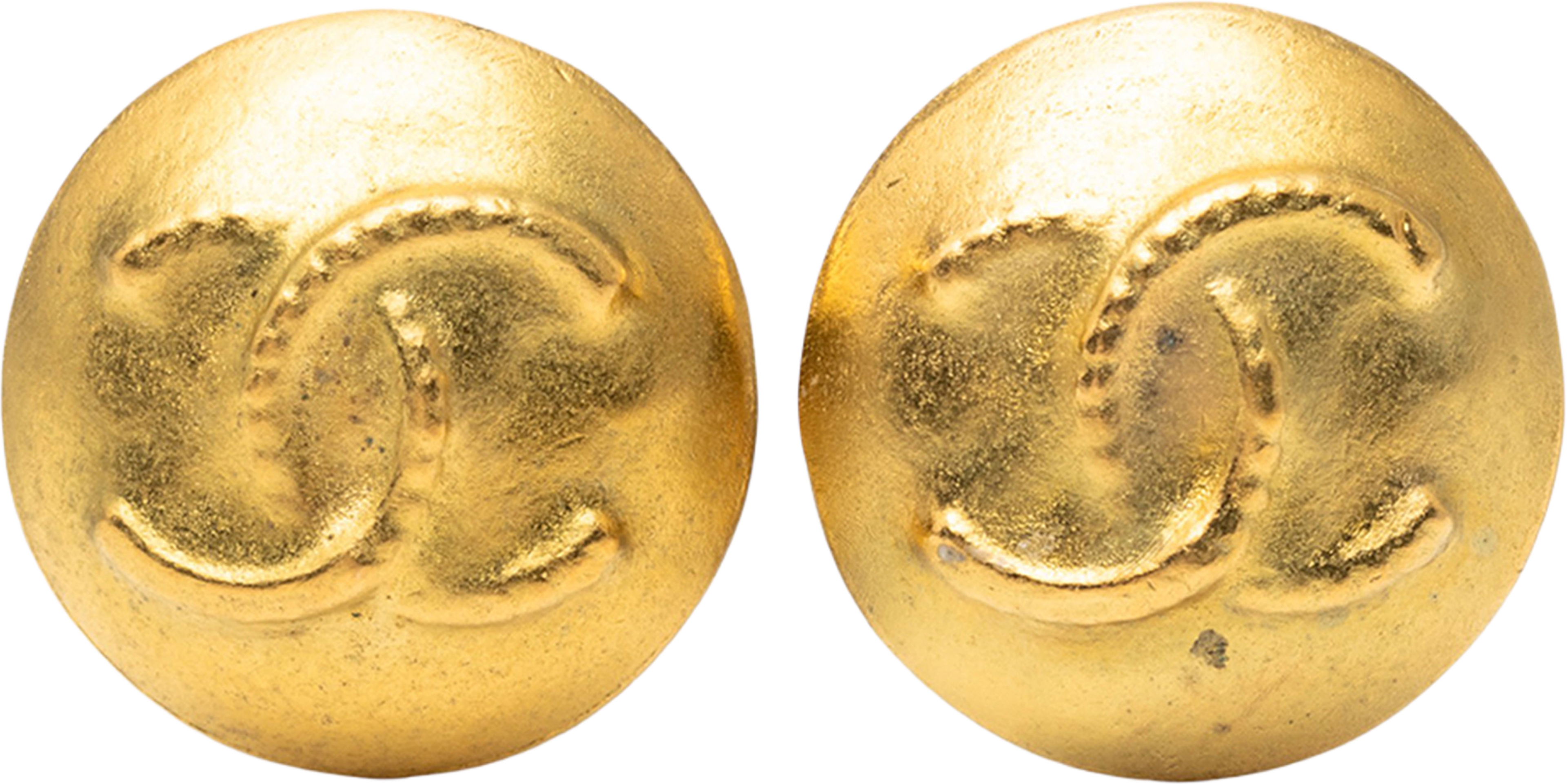 Chanel Cc Gold Plated Button Clip On Earrings, från Luxclusif, i färgen gold. Klicka för att öppna bilden i stort format