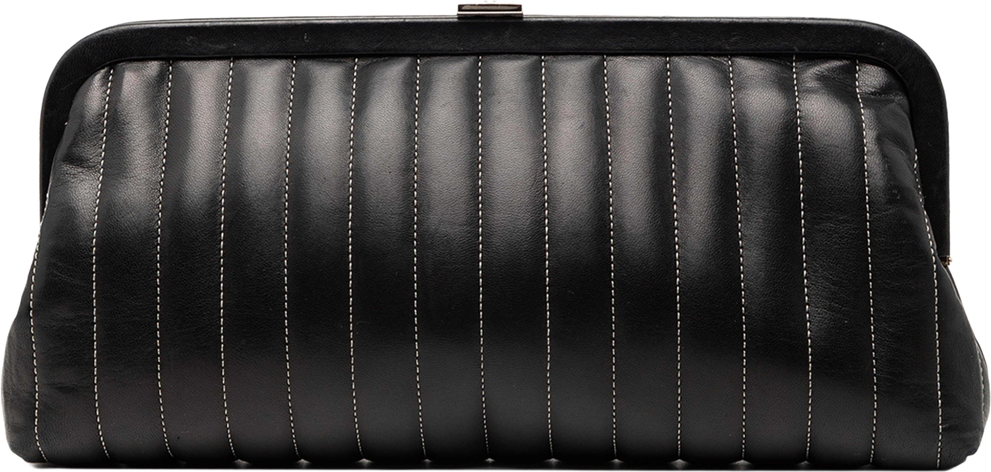 Chanel Quilted Lambskin Mademoiselle Ligne Clutch, från Luxclusif, i färgen black. Klicka för att öppna bilden i stort format