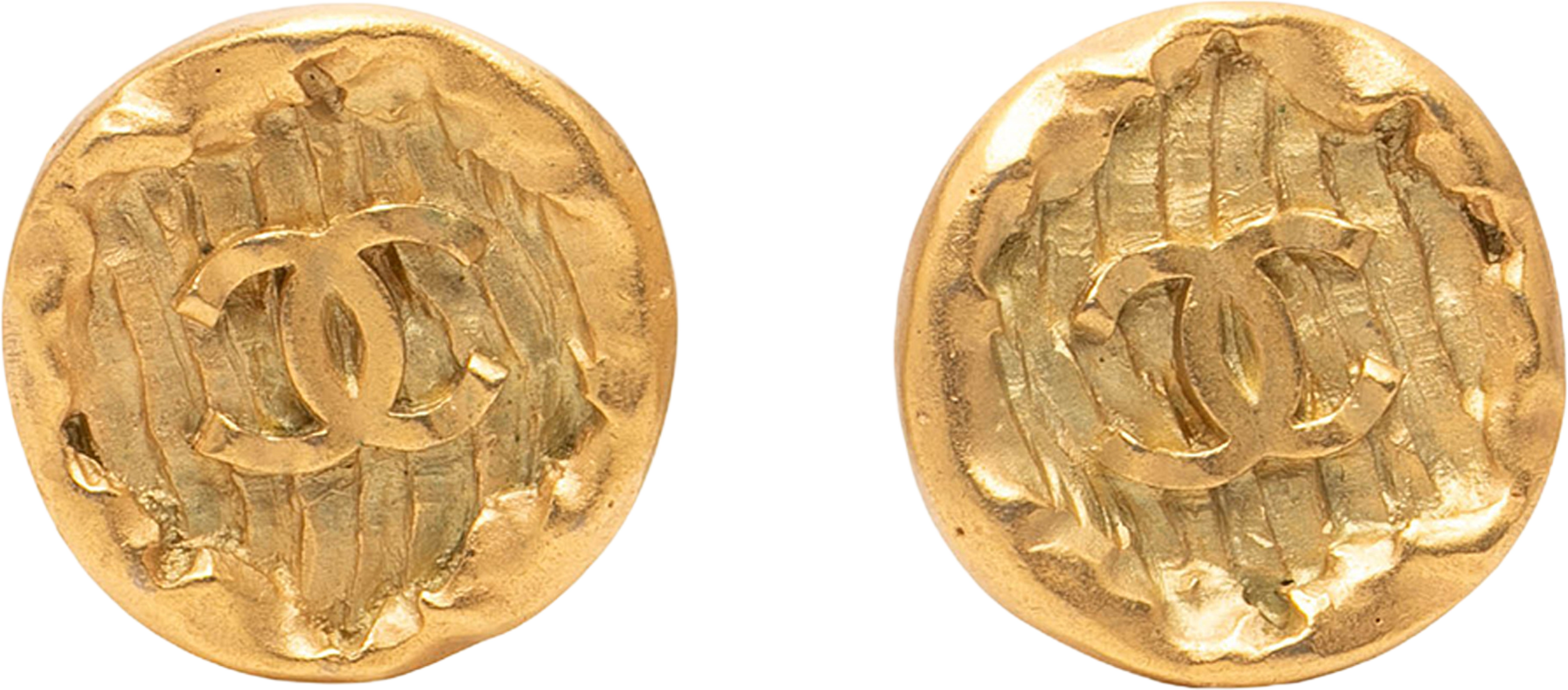 Chanel Cc Gold Plated Round Clip On Earrings, från Luxclusif, i färgen gold. Klicka för att öppna bilden i stort format