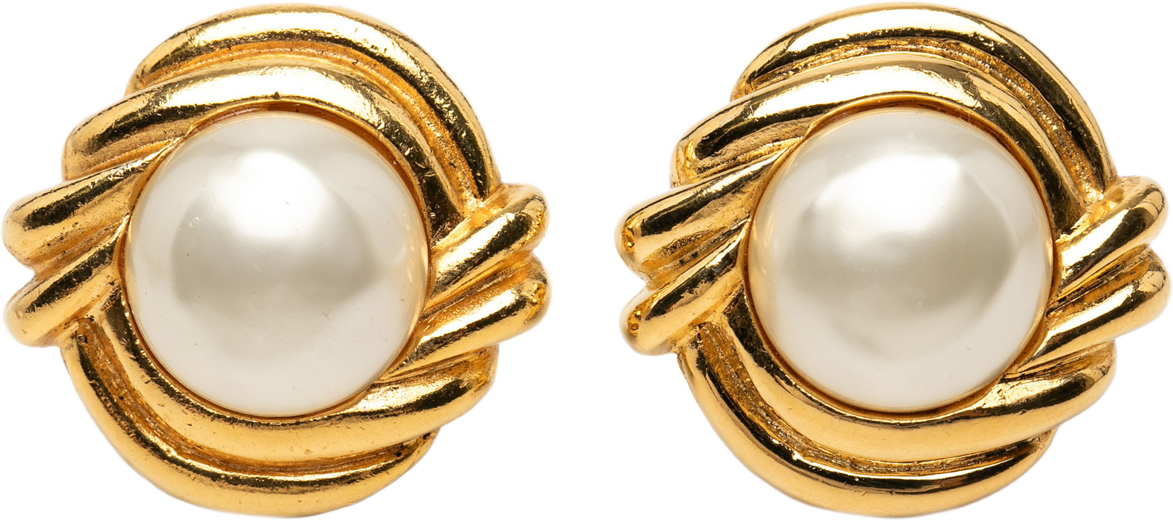 Chanel Gold Plated Faux Pearl Clip On Earrings, från Luxclusif, i färgen gold. Klicka för att öppna bilden i stort format