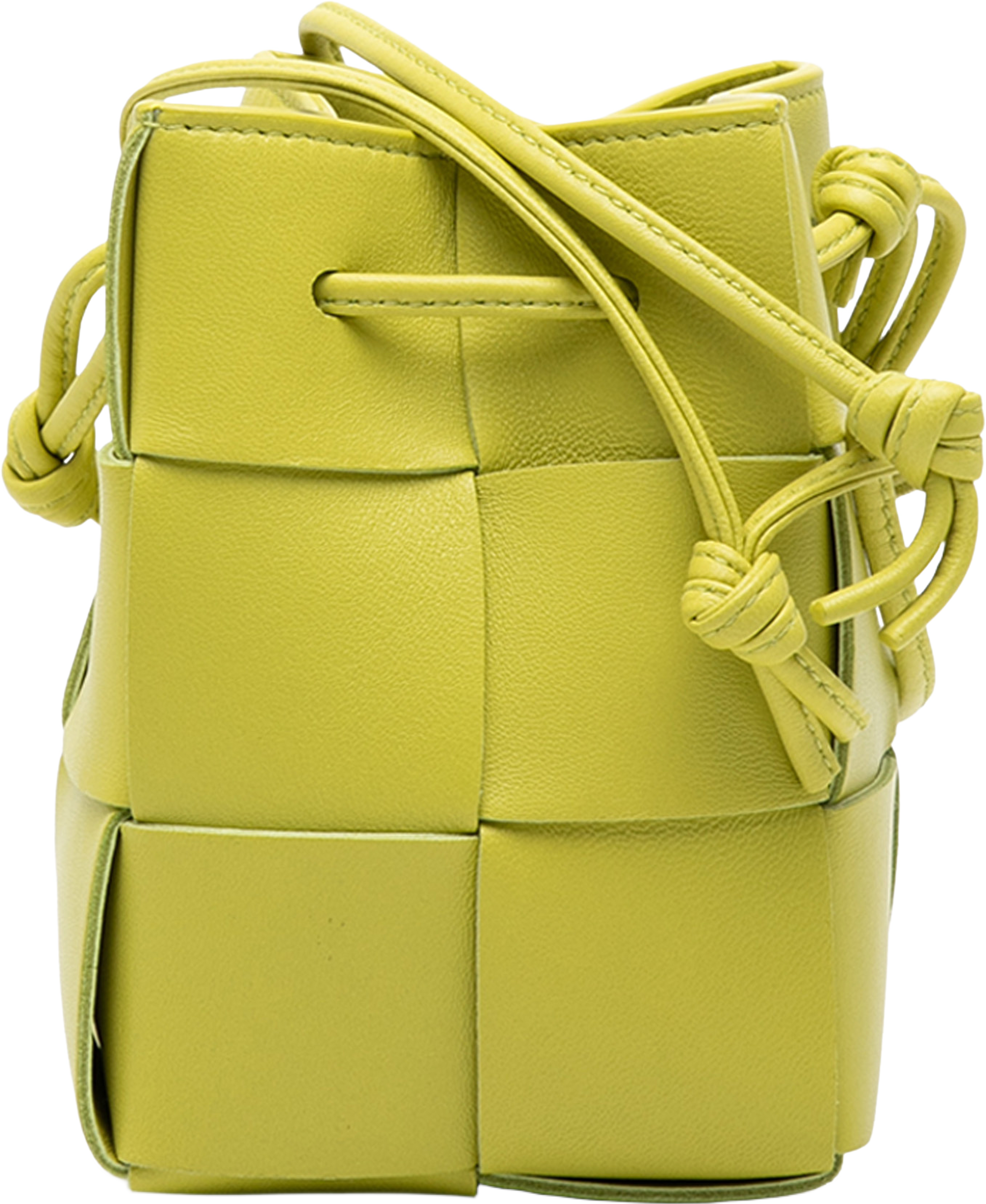Bottega Veneta Mini Nappa Maxi Intrecciato Cassette Bucket Bag, från Luxclusif, i färgen light green. Klicka för att öppna bilden i stort format