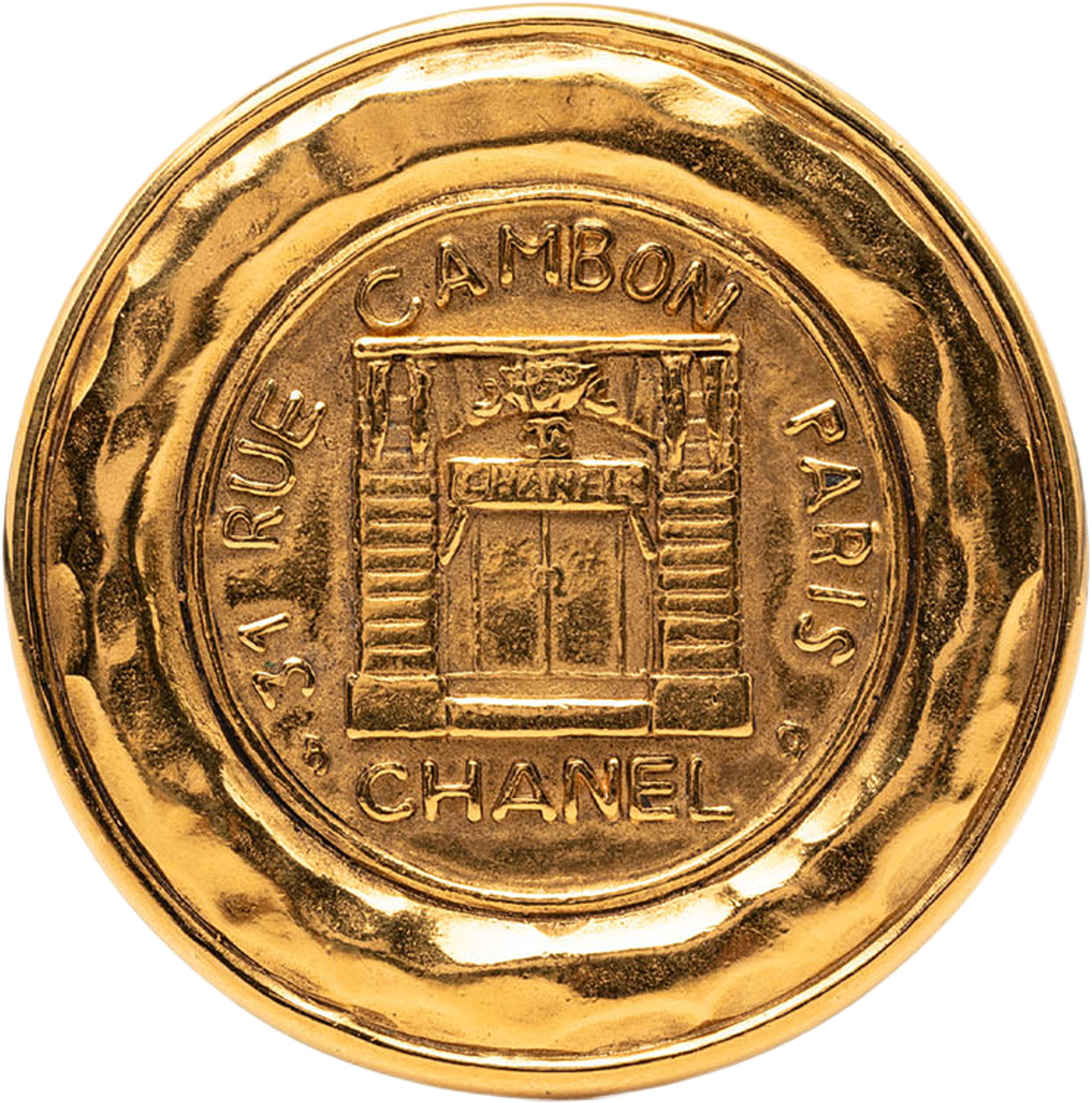 Chanel Gold Plated 31 Rue Cambon Round Brooch, från Luxclusif, i färgen gold. Klicka för att öppna bilden i stort format