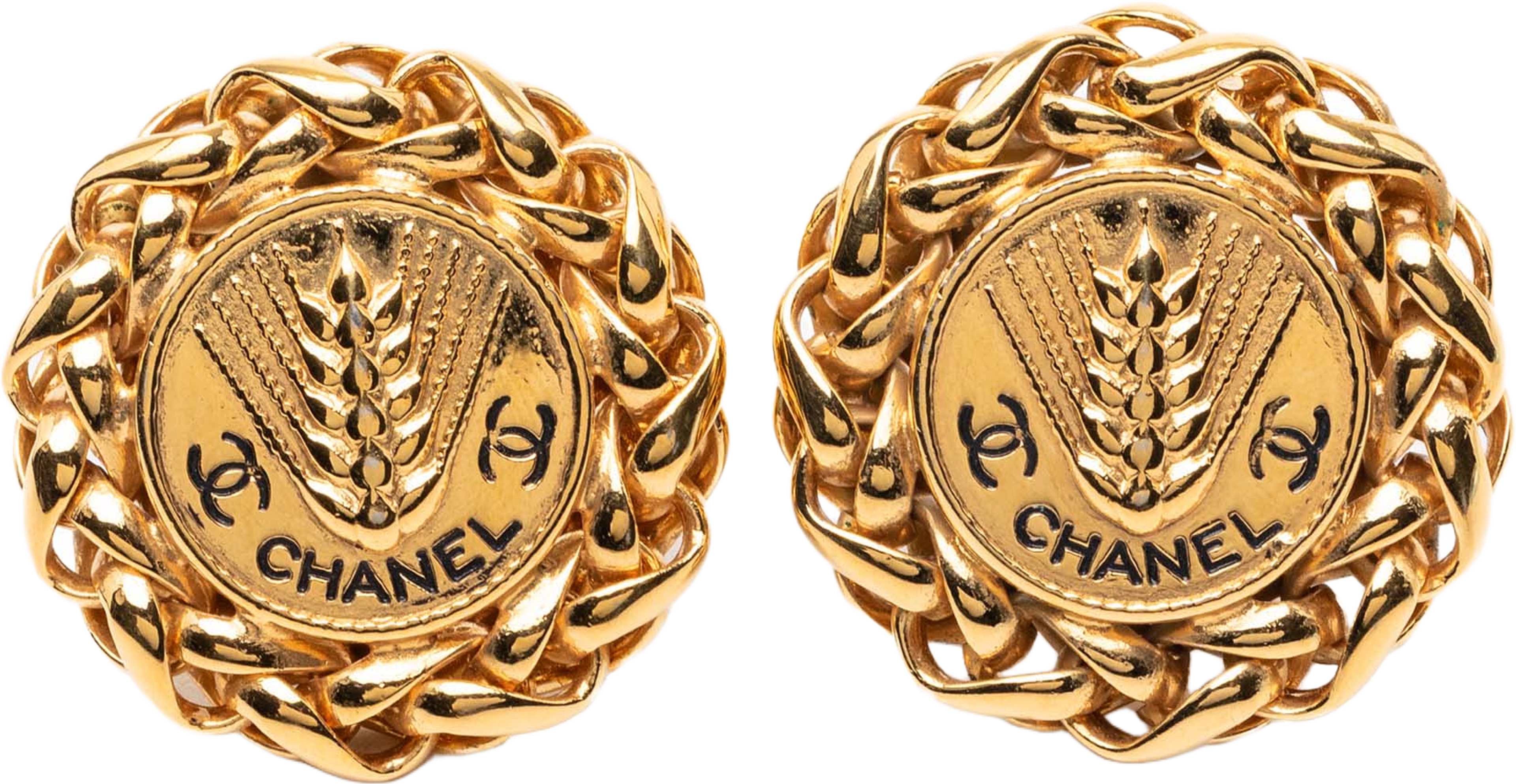 Chanel Cc Gold Plated Wheat Medallion Clip On Earrings, från Luxclusif, i färgen gold. Klicka för att öppna bilden i stort format