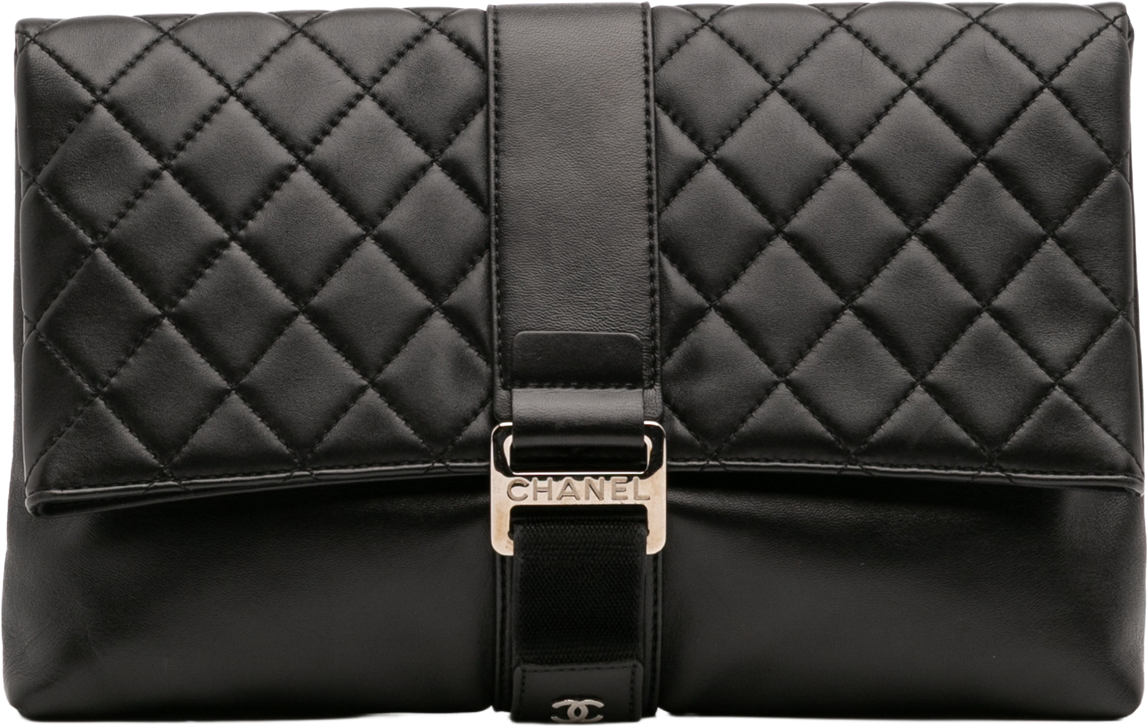 Chanel Cc Quilted Lambskin Grip Clutch, från Luxclusif, i färgen black. Klicka för att öppna bilden i stort format